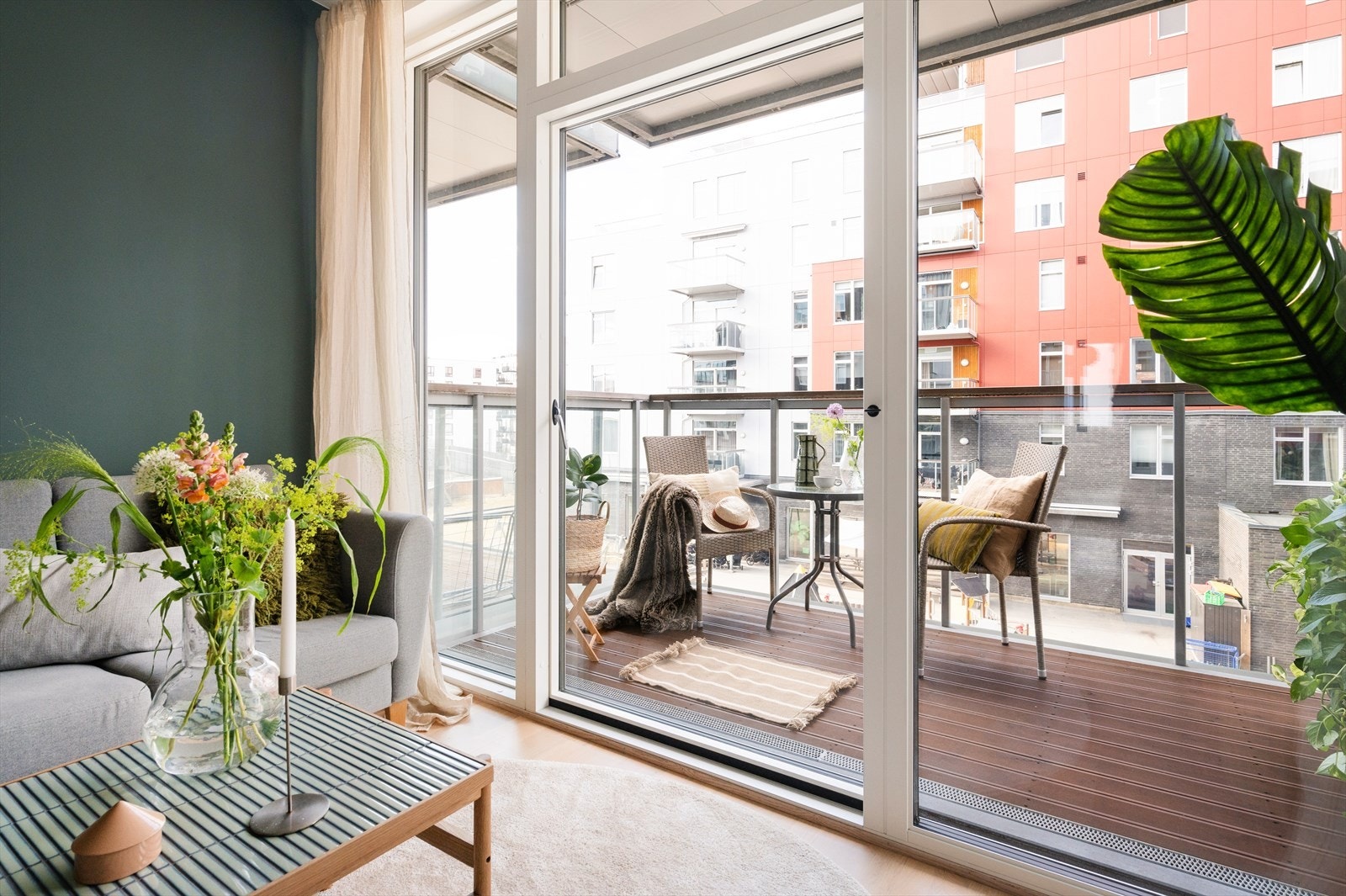 På sommerstid blir stuen forlenget av en flott uteplass. Galleribilde