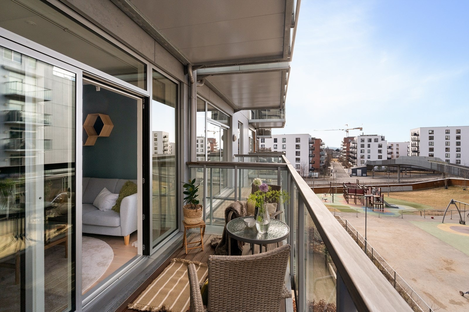 Leiligheten ligger i et rolig og barnevennlig område med perfekte muligheter for lek og moro. Galleribilde