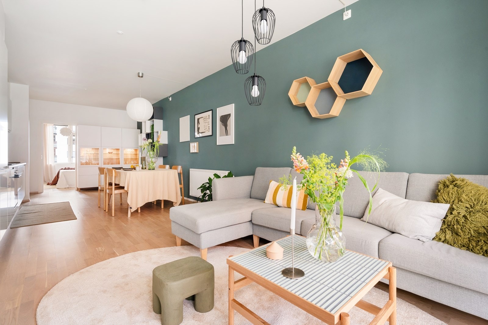 Leiligheten er holdt i en tidsmessig fargepalett. Galleribilde