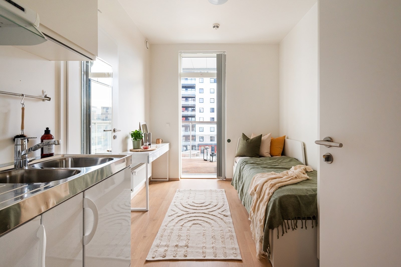 Praktisk og funksjonell hybel med eget kjøkken, bad og en lekker balkong. Galleribilde