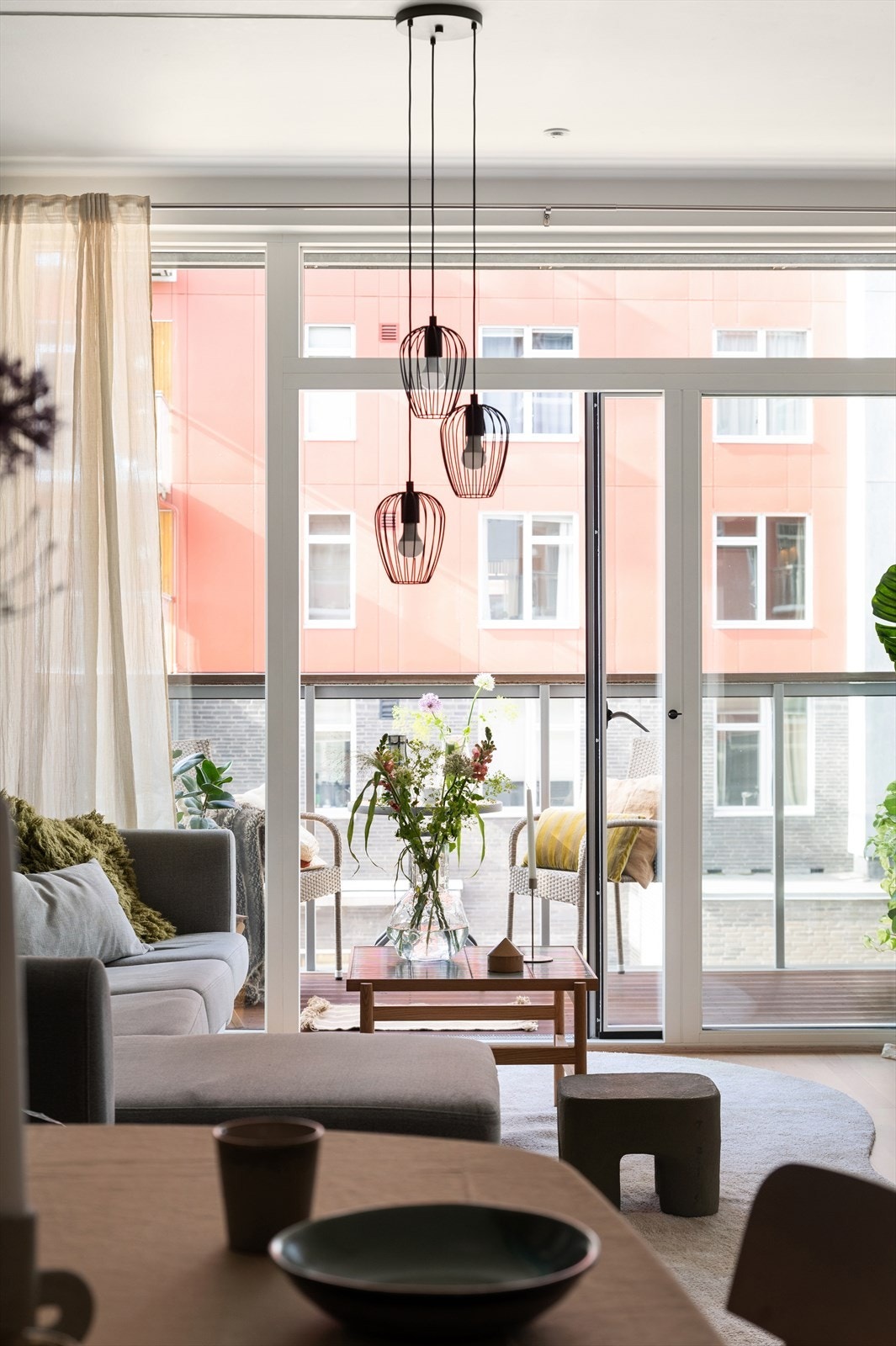 Store vindusflater langs den ene veggen slipper inn rikelig med naturlig lys og skaper en lys og luftig atmosfære. Galleribilde