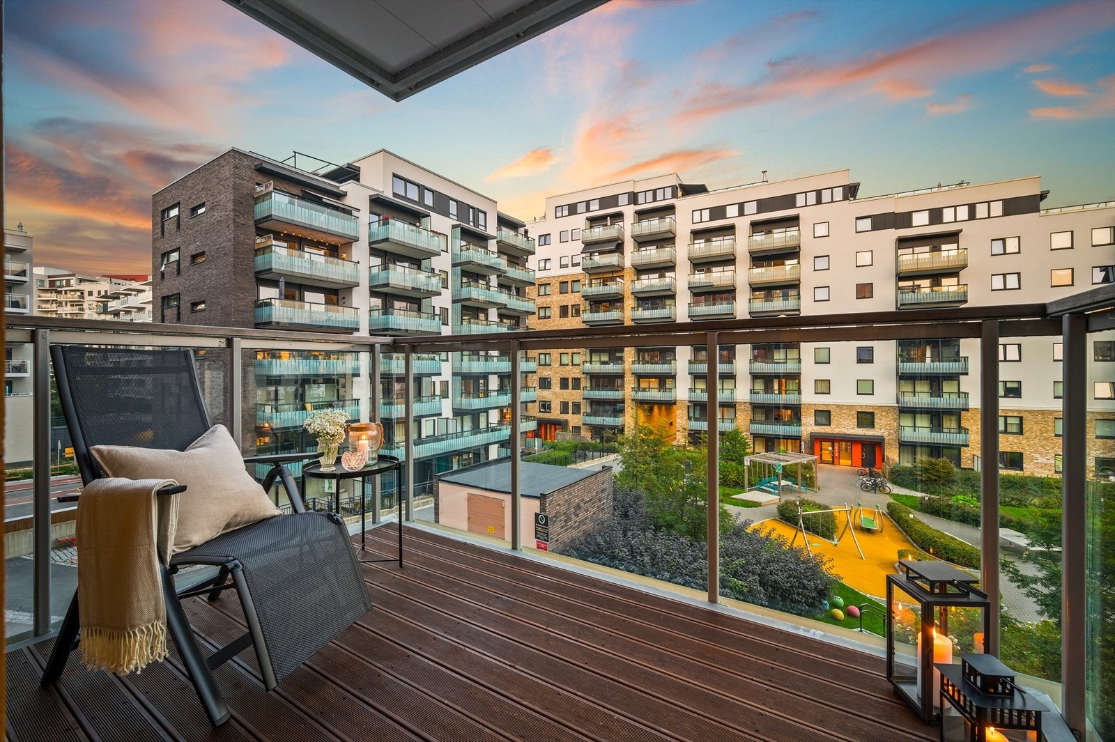 Hybelens balkong, på ca. 6 m² og har morgensol. Galleribilde