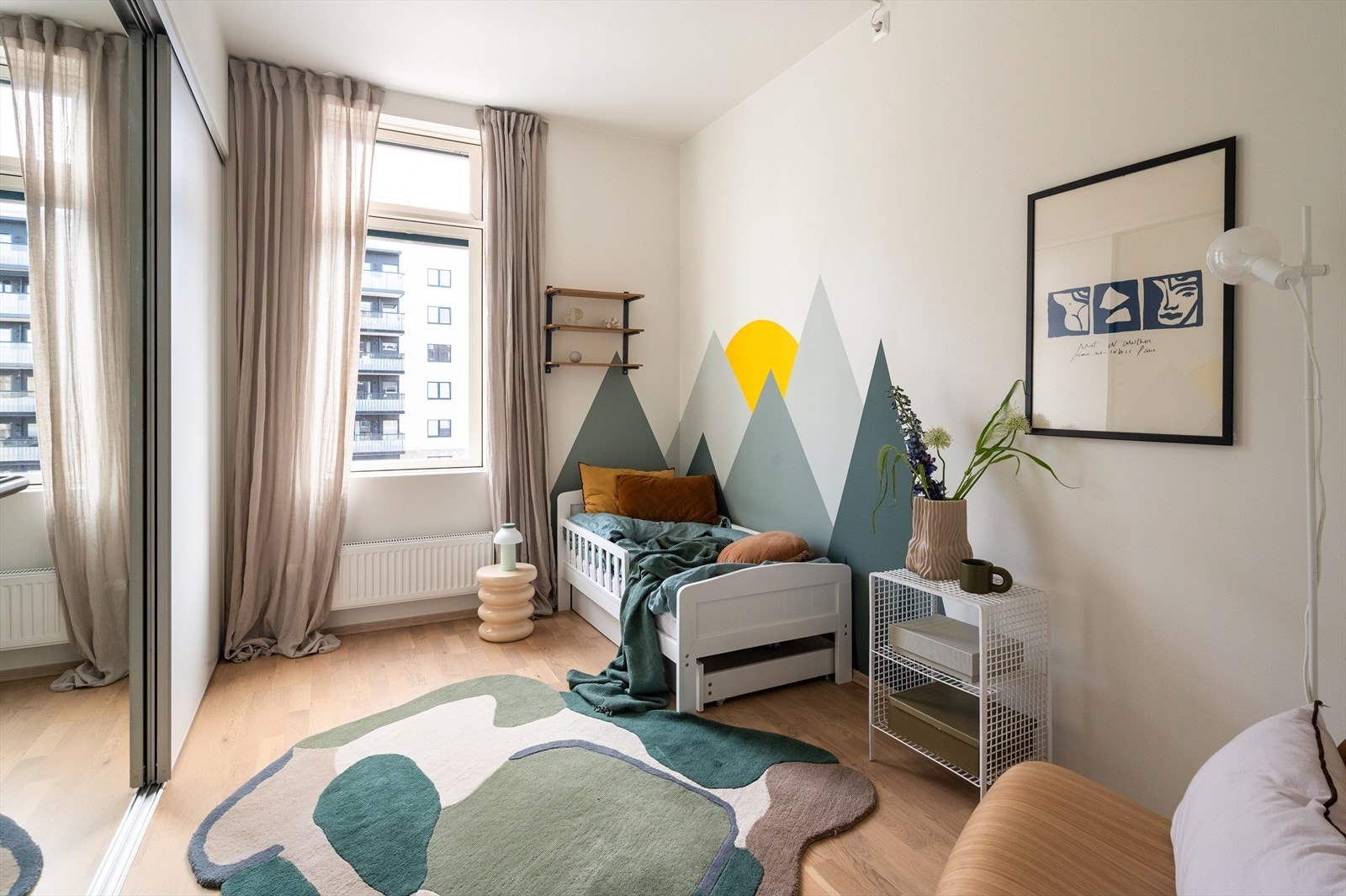 Soverom 2 er også romslig og praktisk utformet med god plass til seng og nattbord. Galleribilde