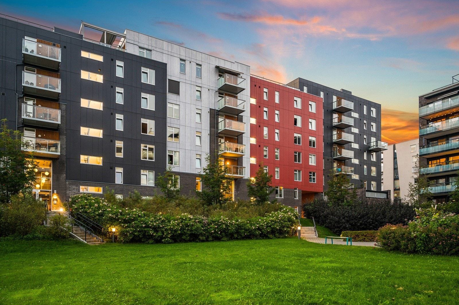 Fantastisk flott grøntareal i bakgård gir et hyggelig og frodig utemiljø, perfekt for både avslapning og sosiale sammenkomster. Galleribilde