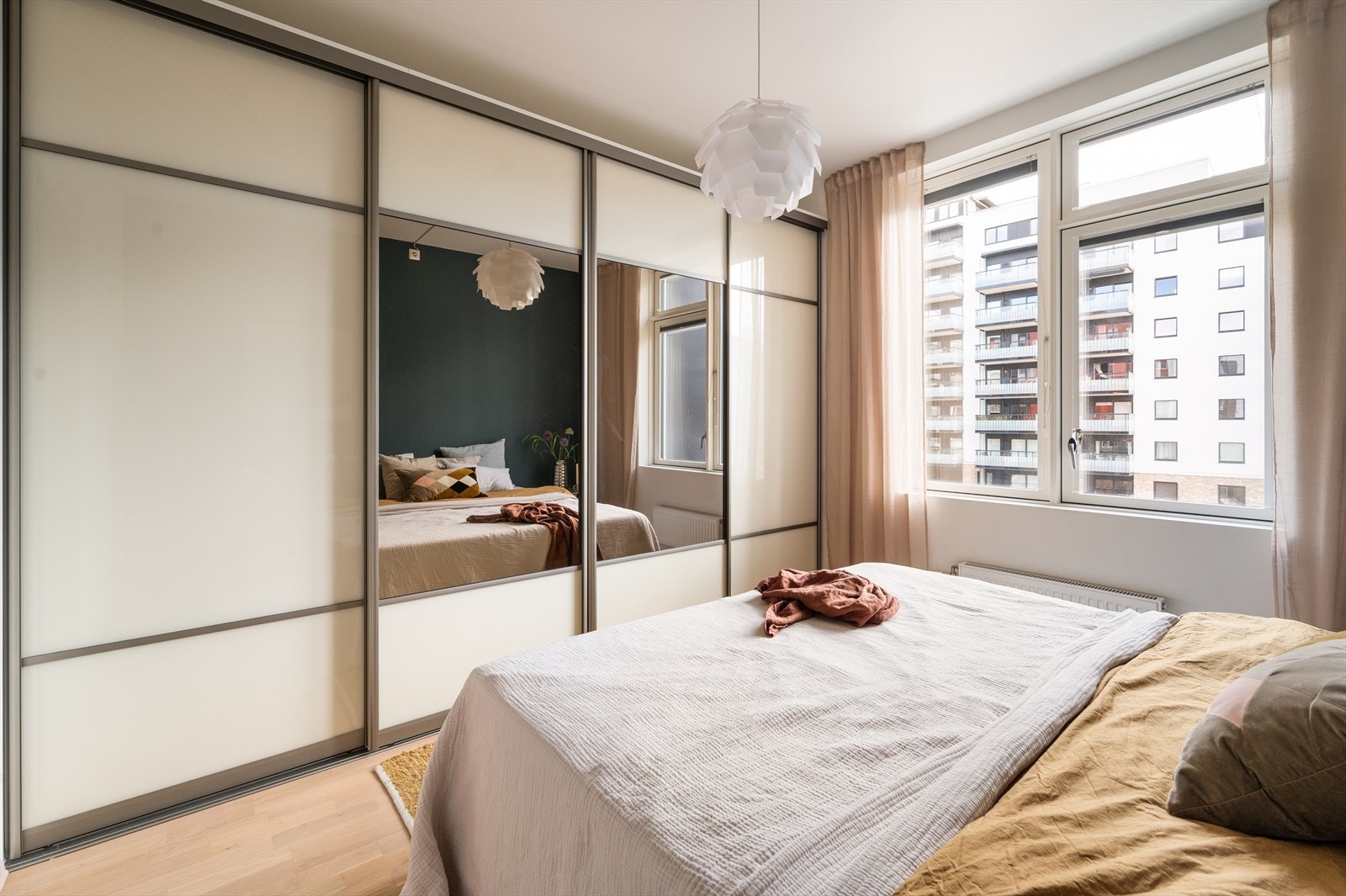 Soverommet er malt og oppgradert med plassbygd garderobe i 2018 som gir god lagringsplass. Galleribilde