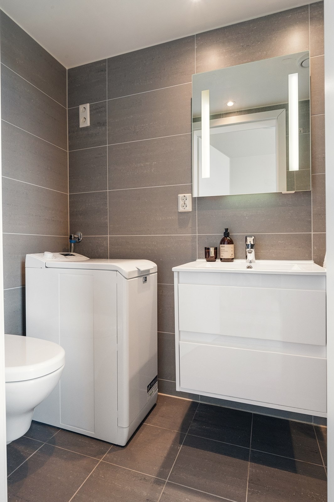 Badet i hybelen holder samme standard som i hoveddelen, med fliser på gulv og vegger, varmekabler i gulvet, og moderne innredning. Galleribilde