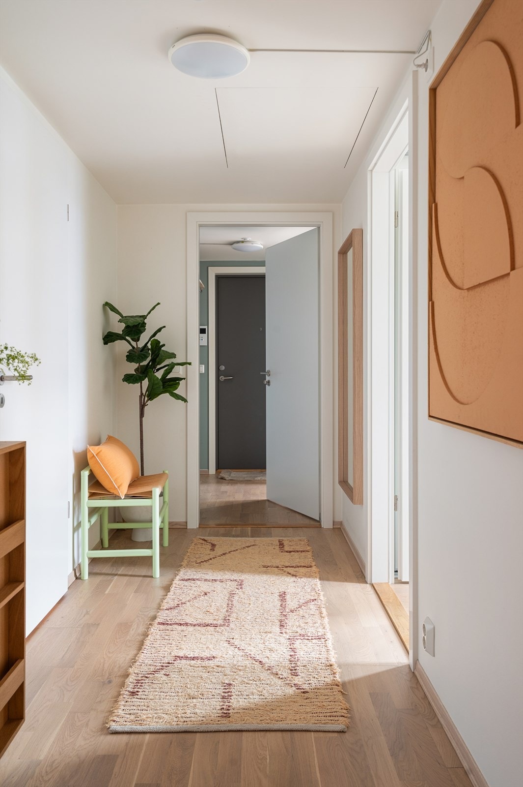 Gangen mellom kjøkken og hovedsoverom tar deg til soverom 2, bad og hybelen. Galleribilde