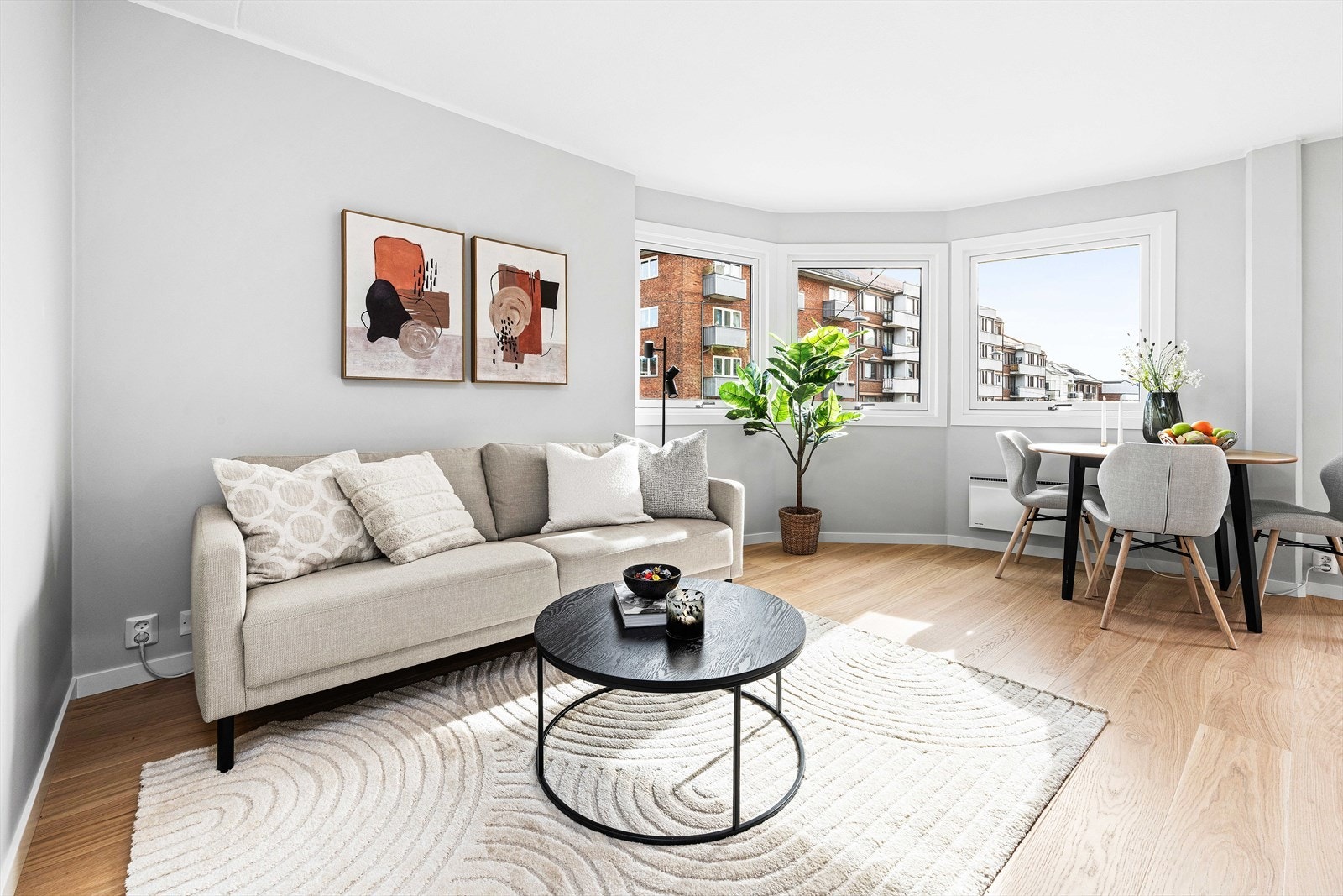 Lys stue med store vindusflater som slipper inn godt med lys Galleribilde