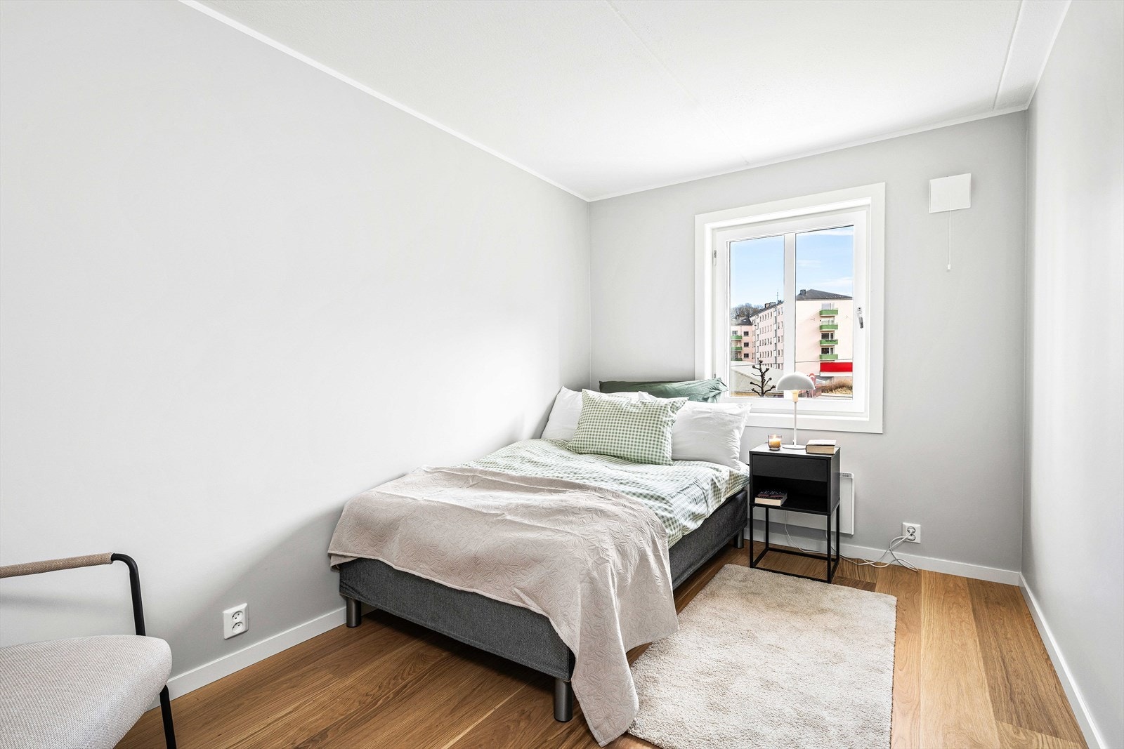 Hovedsoverommet har rikelig med plass til både seng samt garderobeskap Galleribilde