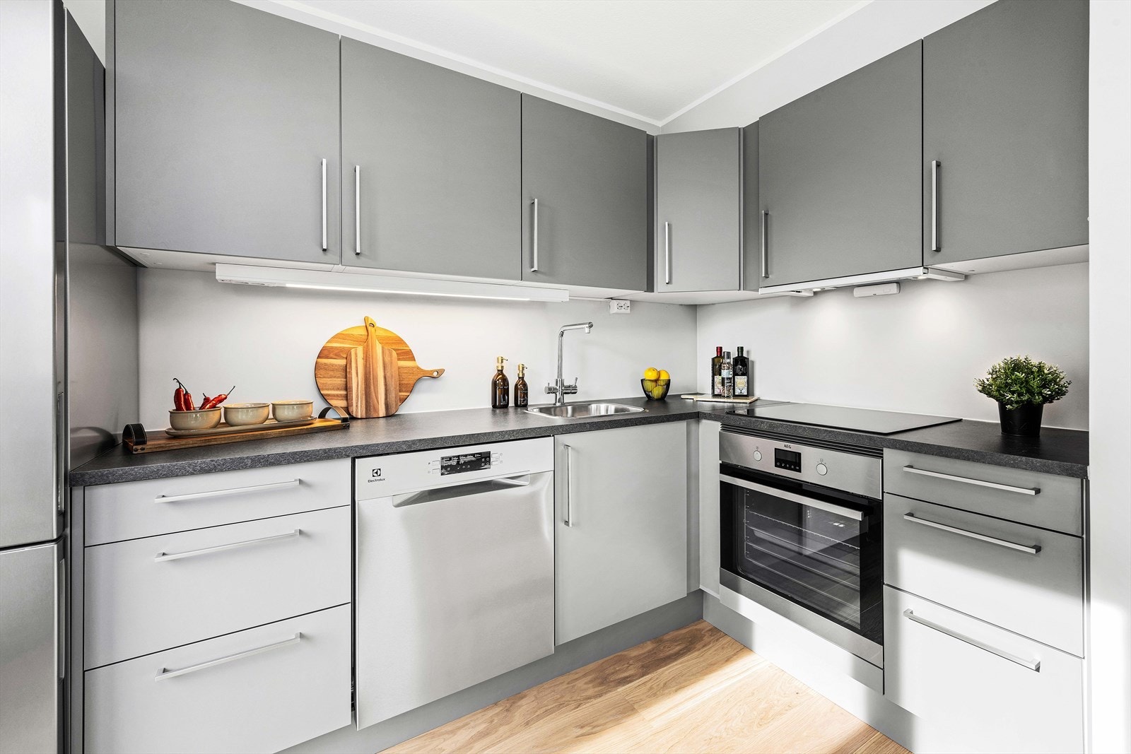 Kjøkkenet har rikelig med benke- og oppbevaringsplass Galleribilde