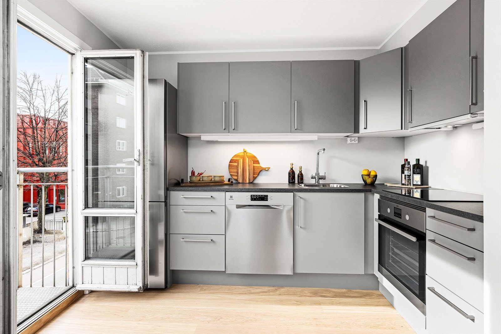 Nytt kjøkken fra HTH med utgang til luftebalkong Galleribilde