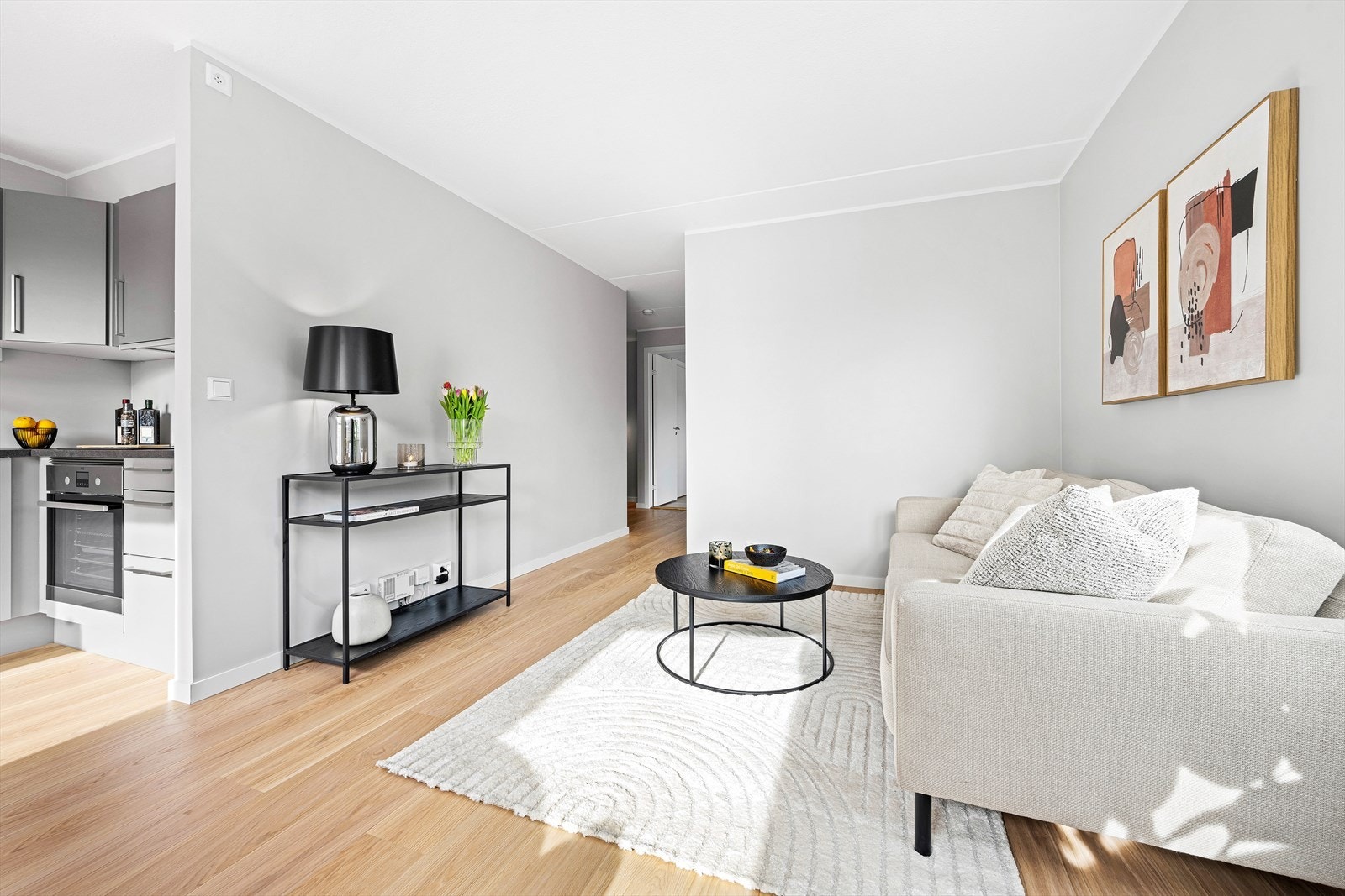 God plass til sofa og tilhørende tv-møblement Galleribilde