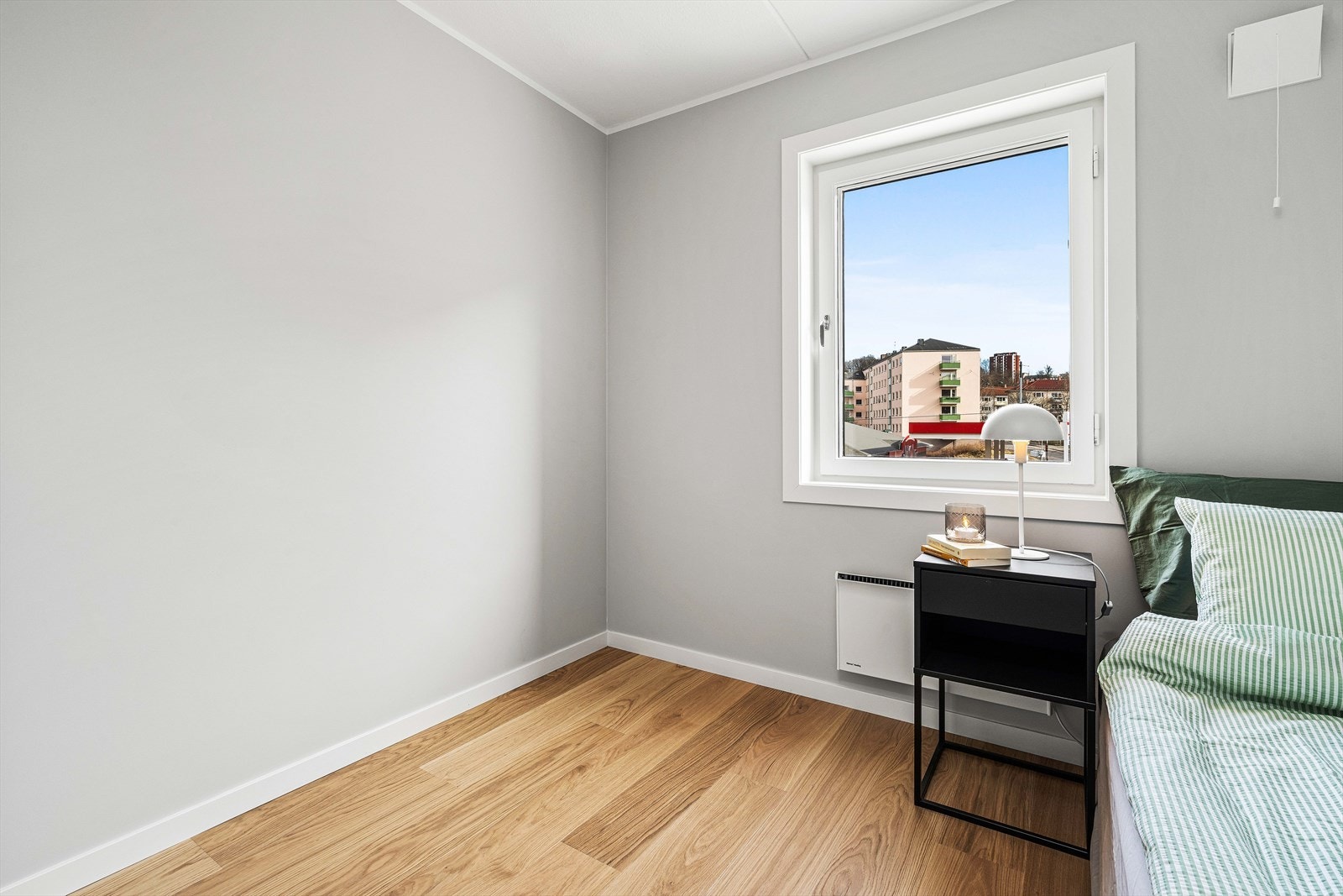 Soverom 2 med plass til seng og garderobeskap Galleribilde