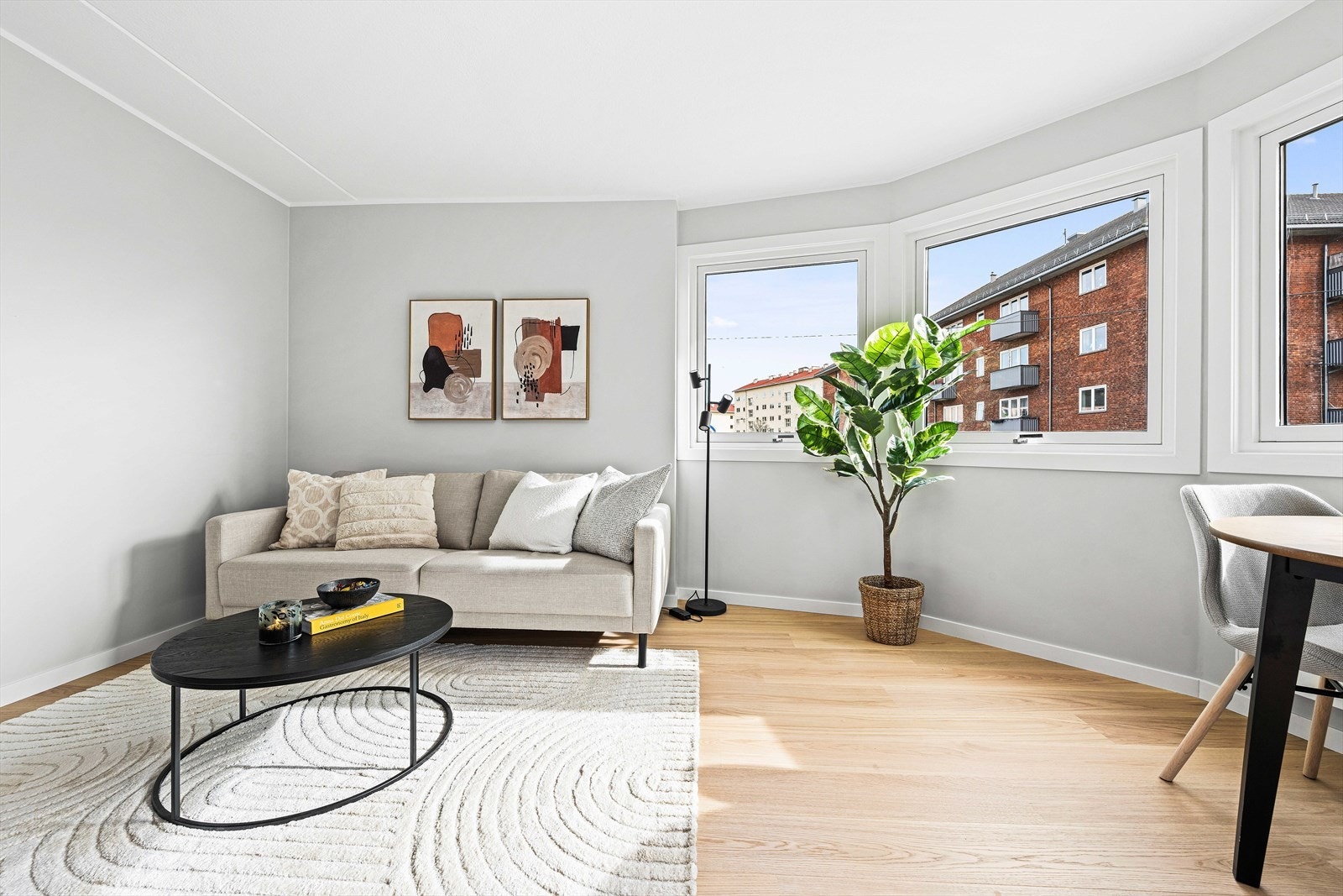 Åpen stue/kjøkkenløsning med gode soner for møblering Galleribilde