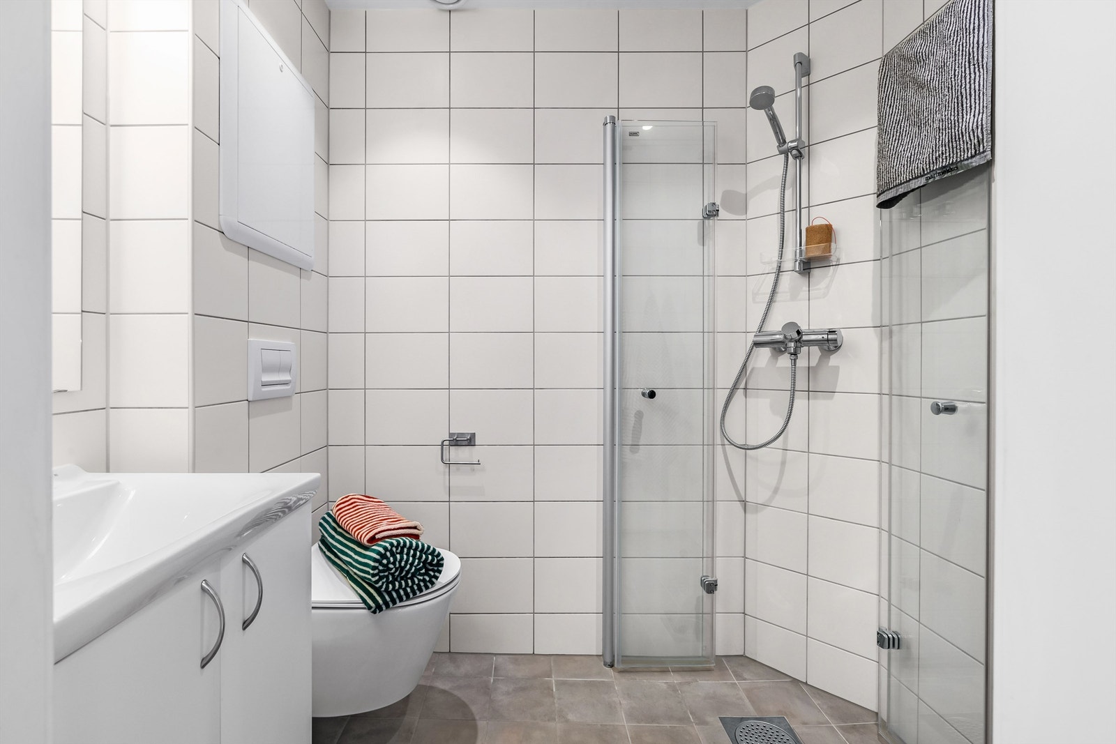 Delikat baderom som ble oppusset i 2017 i regi av borettslaget, med moderne og funksjonelle løsninger. Galleribilde