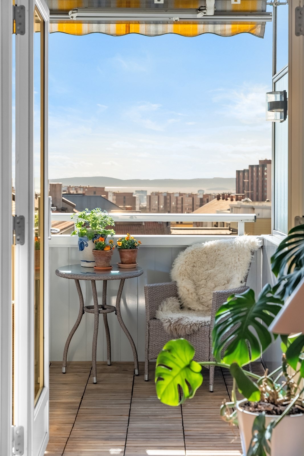 Balkongen er utstyrt med utebelysning, stikkontakt og manuell markise. Galleribilde