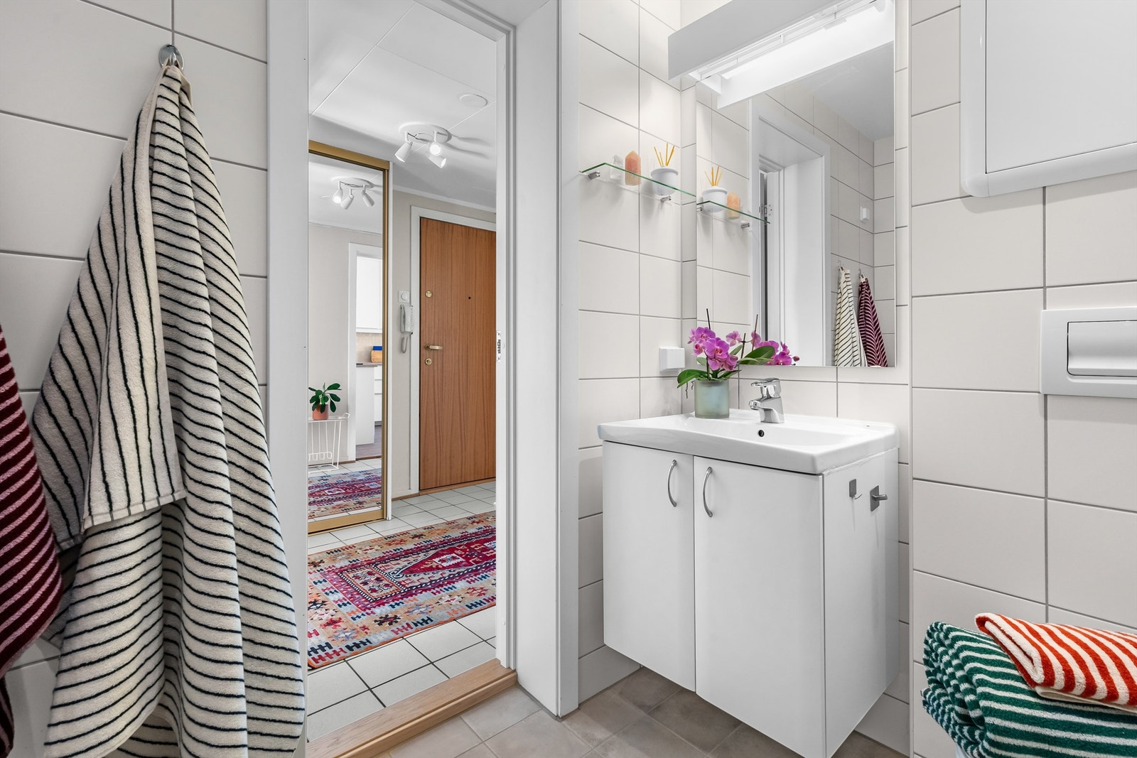 Badet er utstyrt med opplegg for vaskemaskin. Galleribilde