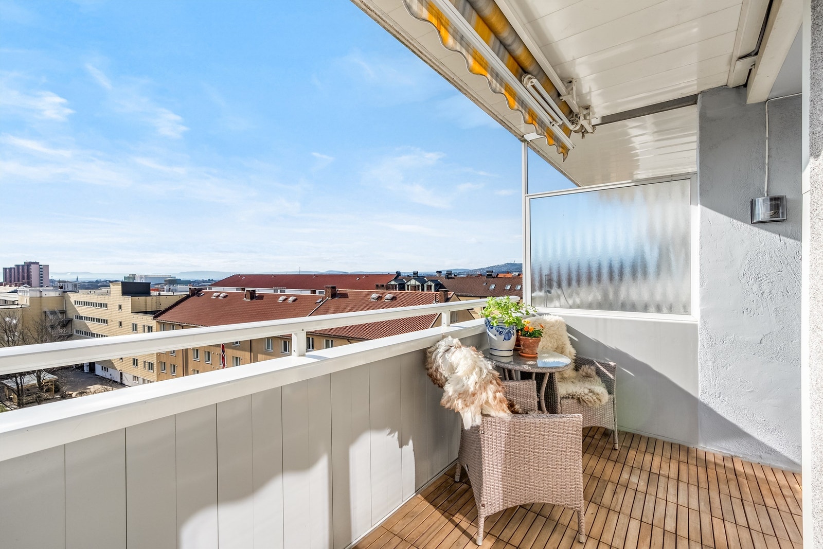 Med god størrelse på balkongen er det naturlig plass for både sittegruppe og grill. Galleribilde