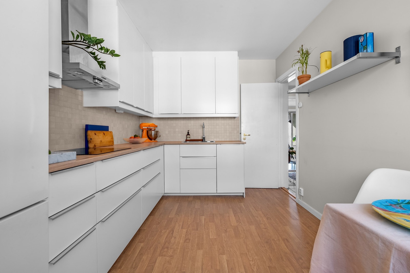 Kjøkkenet er utstyrt med integrert stekeovn, mikro, oppvaskmaskin, samt frittstående kjøl/frys. Komfyrvakt og automatisk lekkasjevarsler på kjøkken. Galleribilde