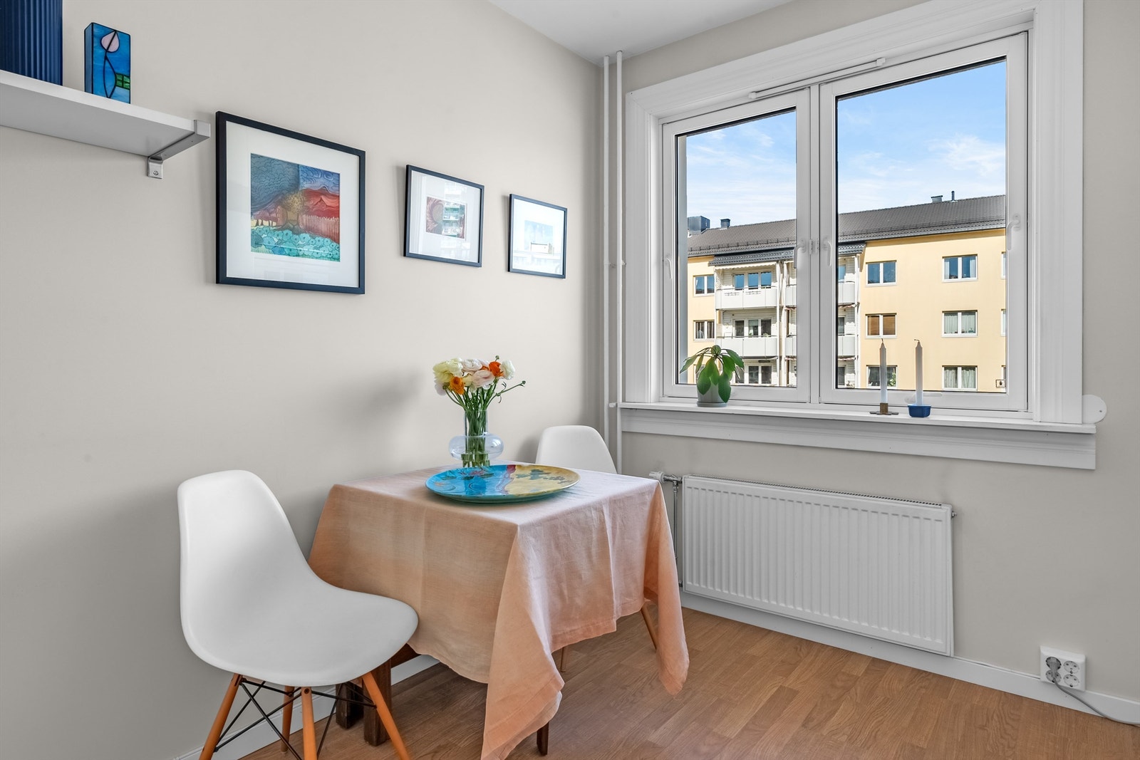 Naturlig plass for spisebord på kjøkken. Galleribilde