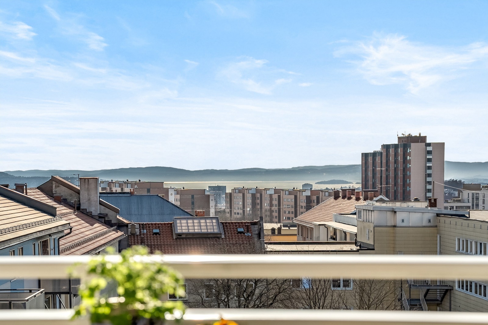 Med beliggenhet høyt og fritt har man flott utsikt over store deler av byen og helt til fjorden. Galleribilde