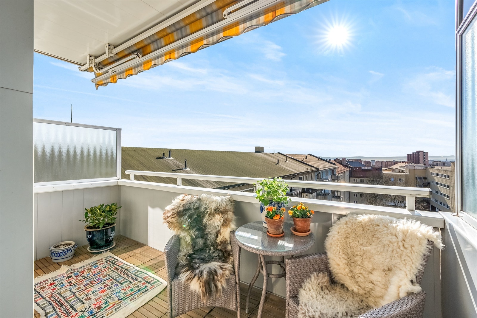 Leiligheten ligger i 6.etg, og kan skilte med en sydvestvendt, overbygget balkong på 7 m² med sol fra formiddag til sen kveld. Galleribilde