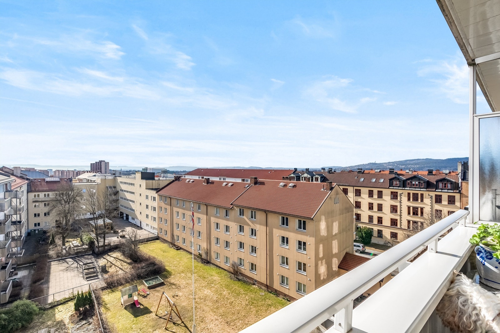 Balkongen vender mot skjermet indre gårdsrom. Galleribilde