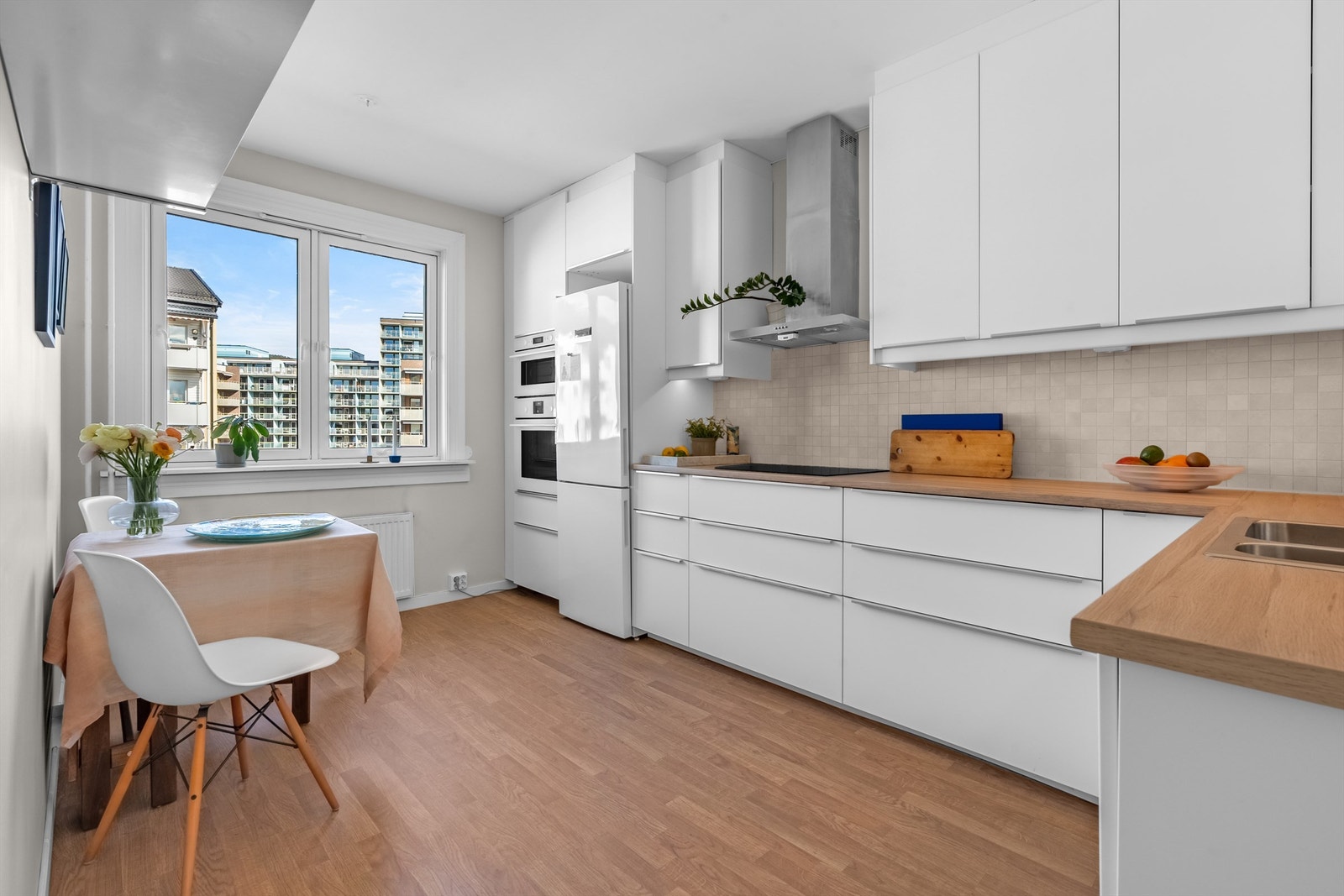 Lyst og stilrent kjøkken med innredning fra 2017. Galleribilde