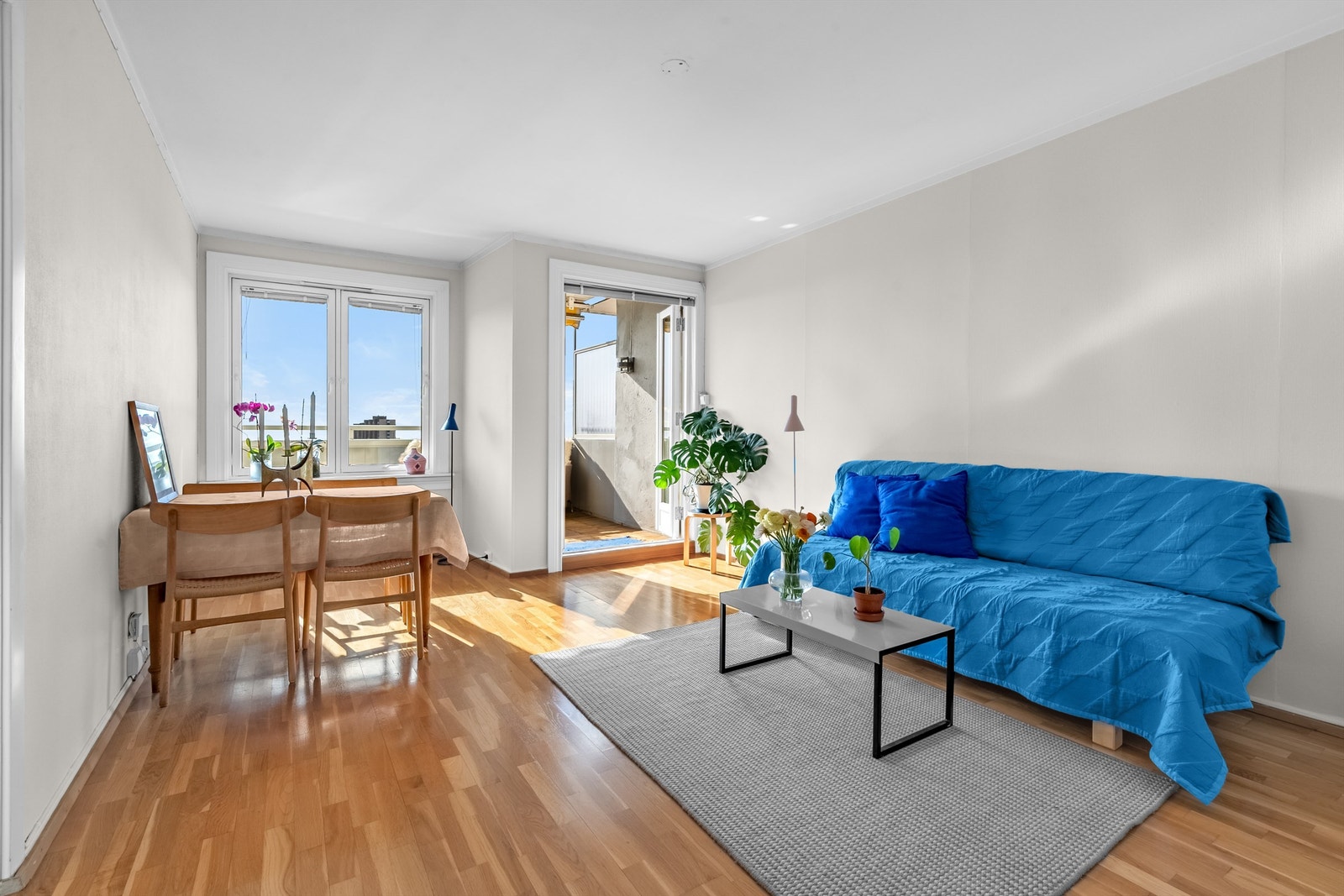 Boligen preges av store vindusflater og en gjennomgående planløsning som sørger for rikelig med naturlig lys. Galleribilde