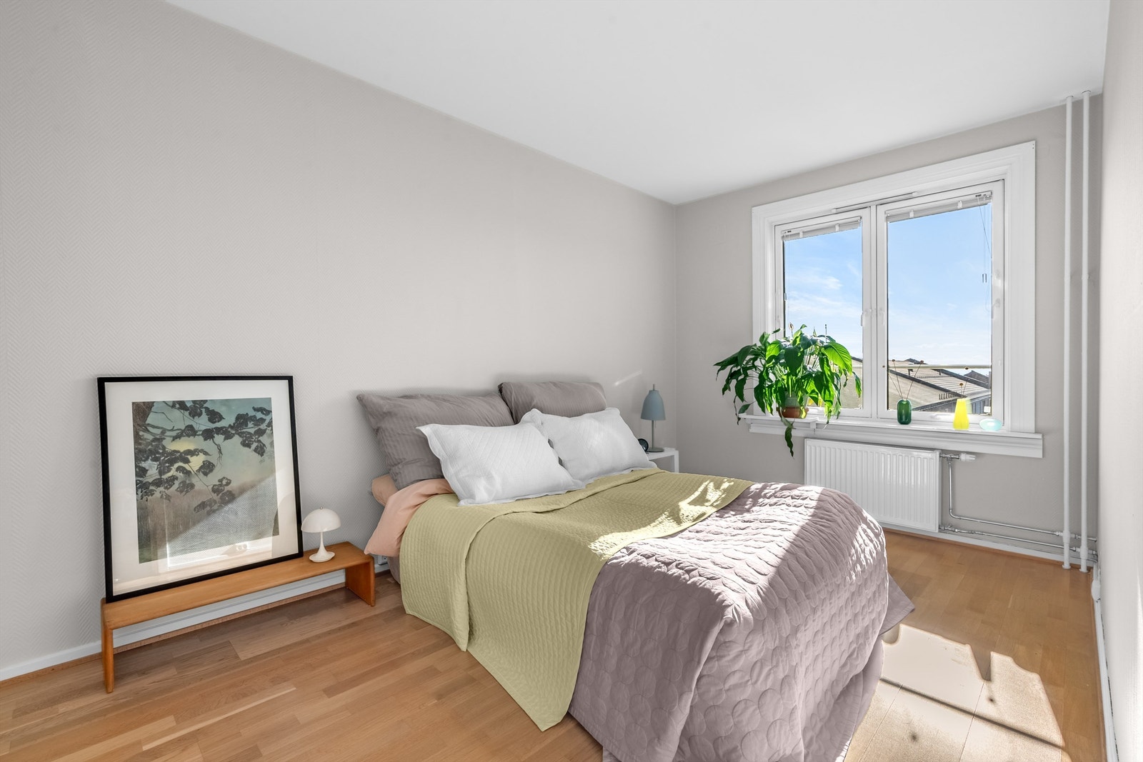 Romslig hovedsoverom som vender mot indre gårdsrom. Galleribilde