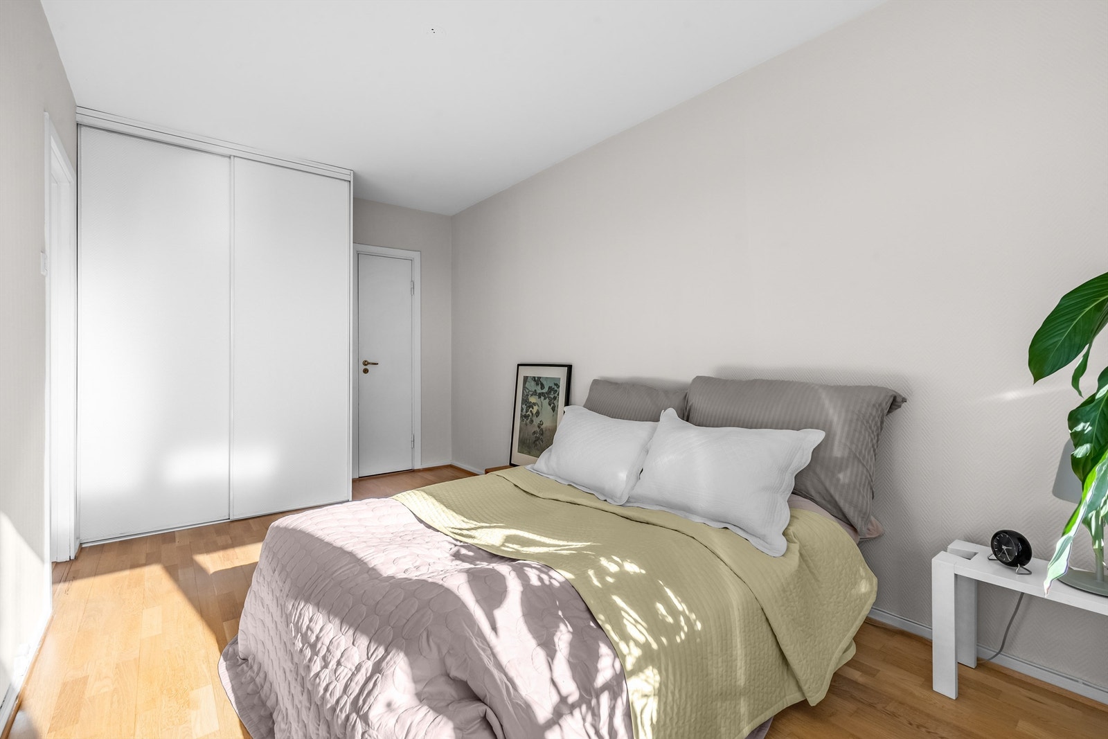 Hovedsoverommet er utstyrt med skyvedørsgarderobe, i tillegg til at den har adkomst til en praktisk innvendig bod/ walk-in. Galleribilde