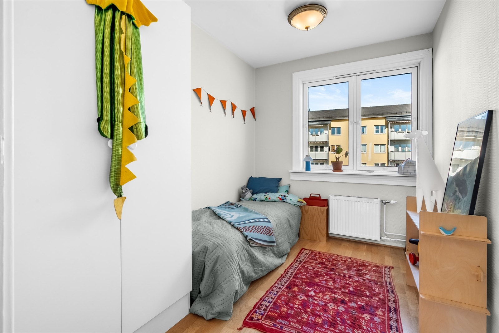 Soverom II med god plass til både garderobe og seng. Galleribilde