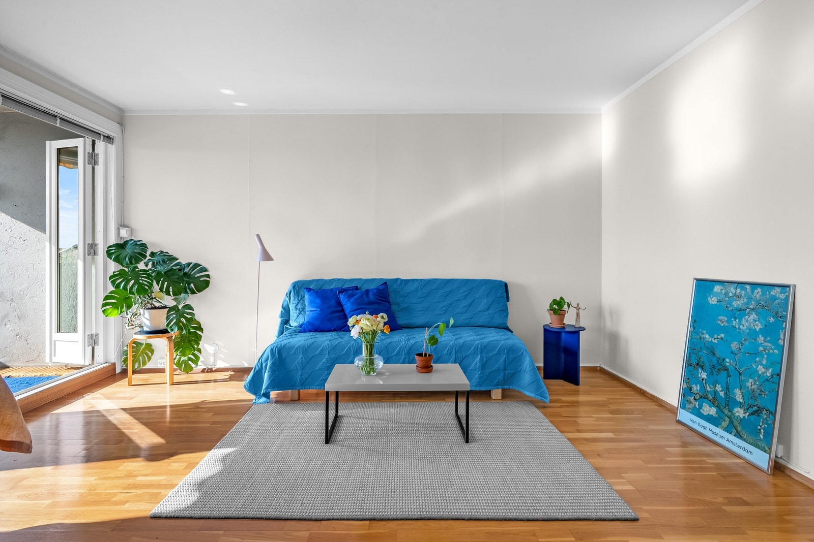 Romslig stuerom med god plass for både sofagruppe og spisestue. Galleribilde