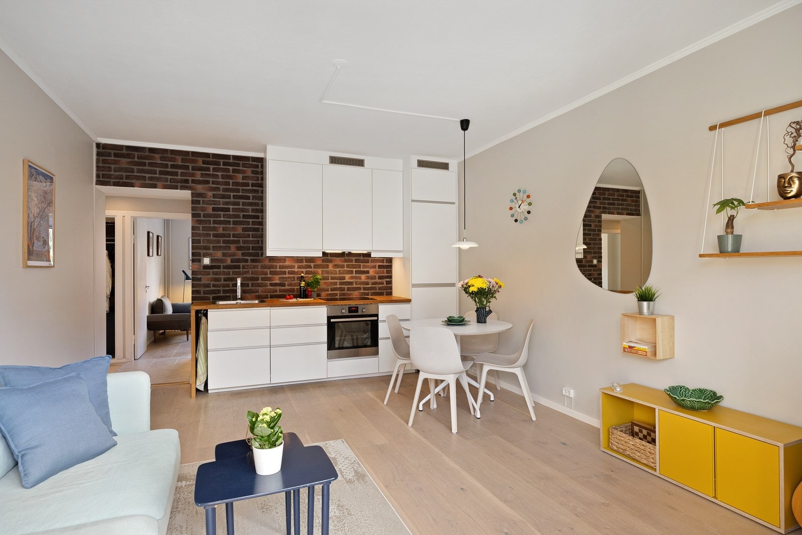 Leiligheten ble oppgradert i 2020 med nytt 1-stavsparkett i eik, som gir et stilrent og moderne preg til hele boligen. Galleribilde