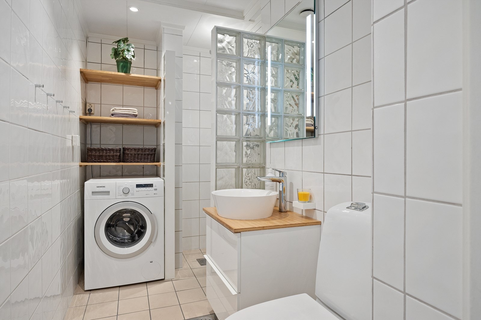 Delikat bad med flislagte vegger og gulv med varmekabler som gir en behagelig temperatur. Galleribilde