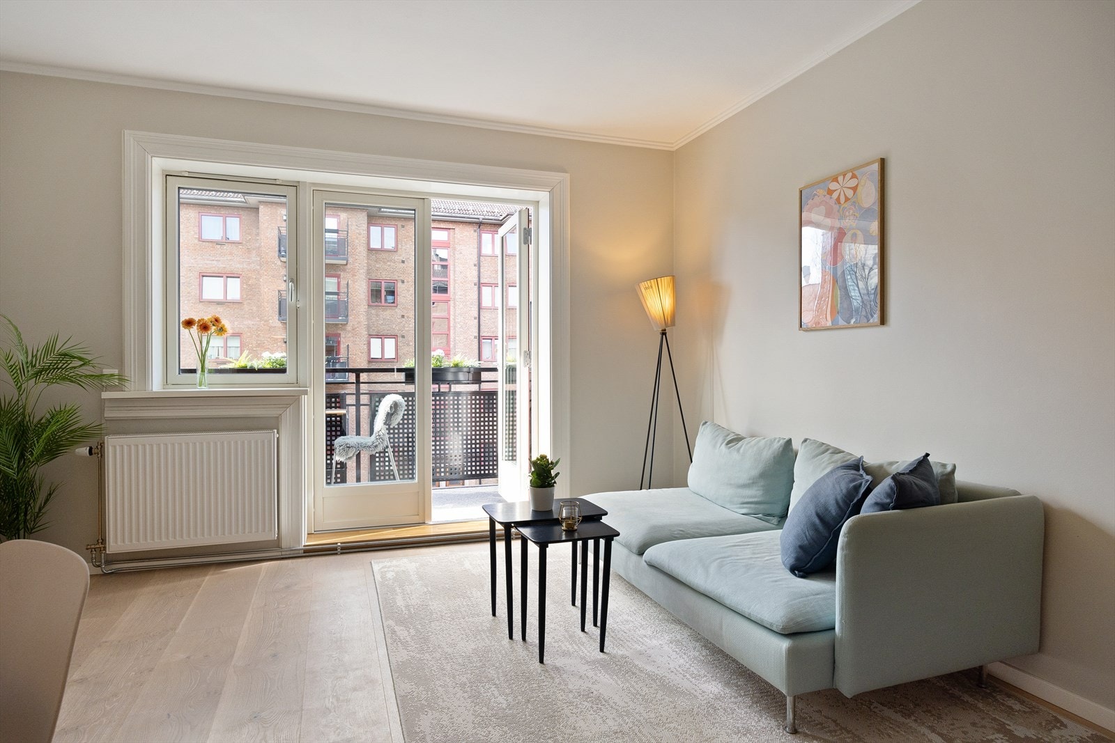 Stuen har god plass til sofagruppe og spisebord, med fleksible møbleringsmuligheter. Galleribilde