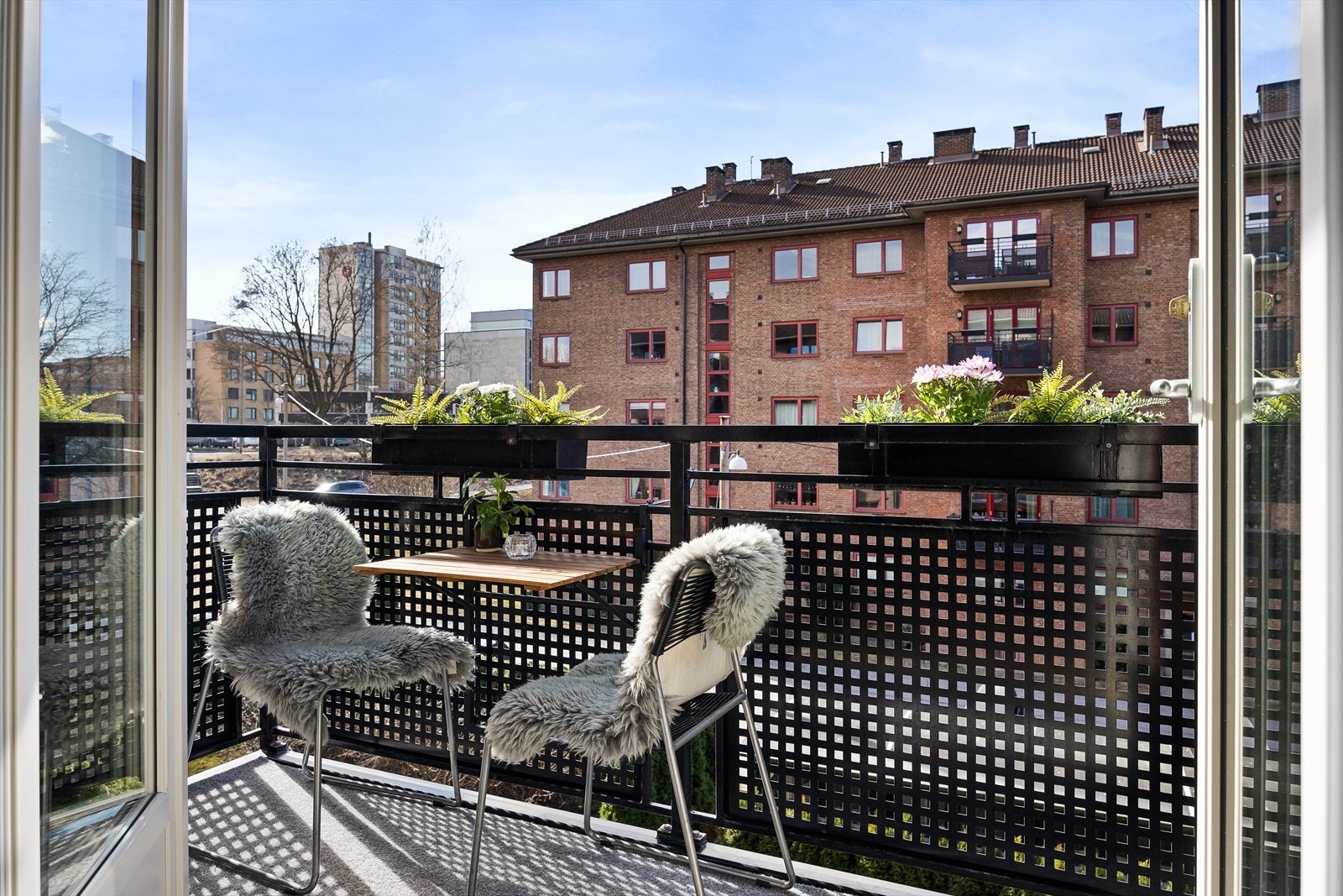 Balkongen er perfekt for avslapning og samvær med venner og familie. Galleribilde