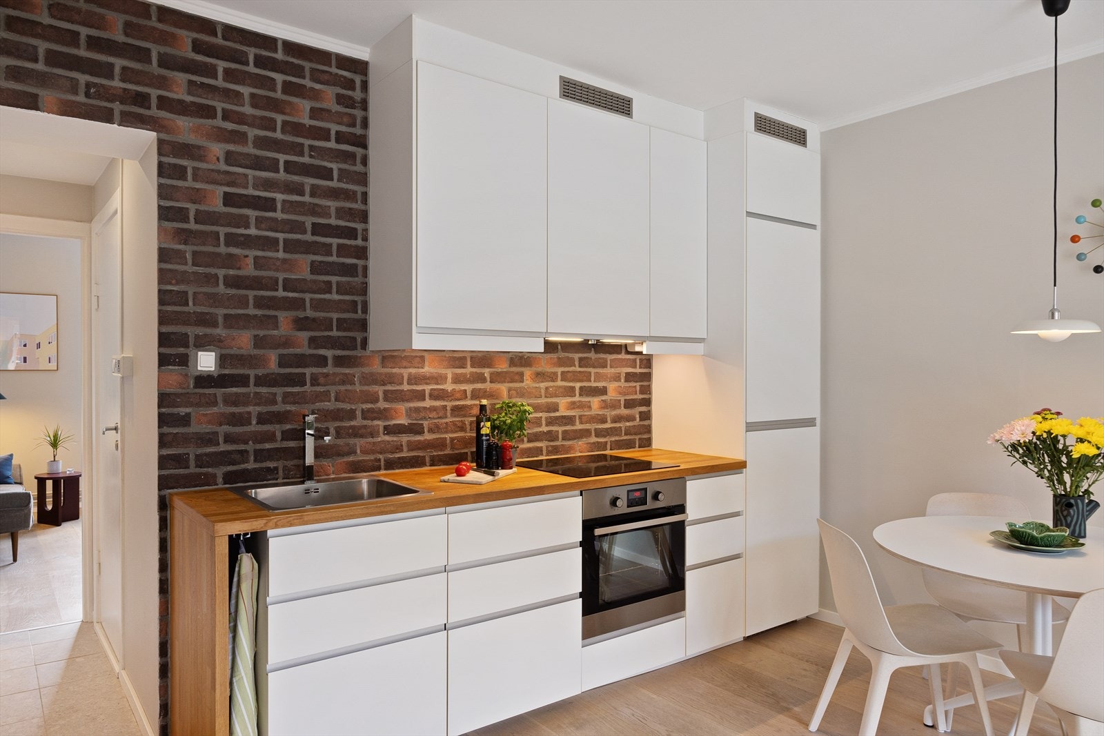 Her er det bra med både skap- og benkeplass, samt integrerte hvitevarer. Galleribilde