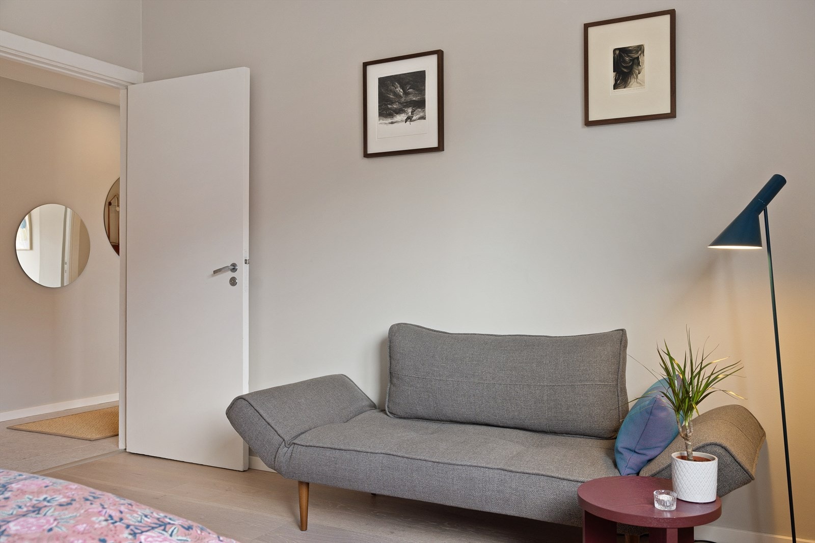 God plass til dobbeltseng, nattbord og tilhørende møbler. Galleribilde