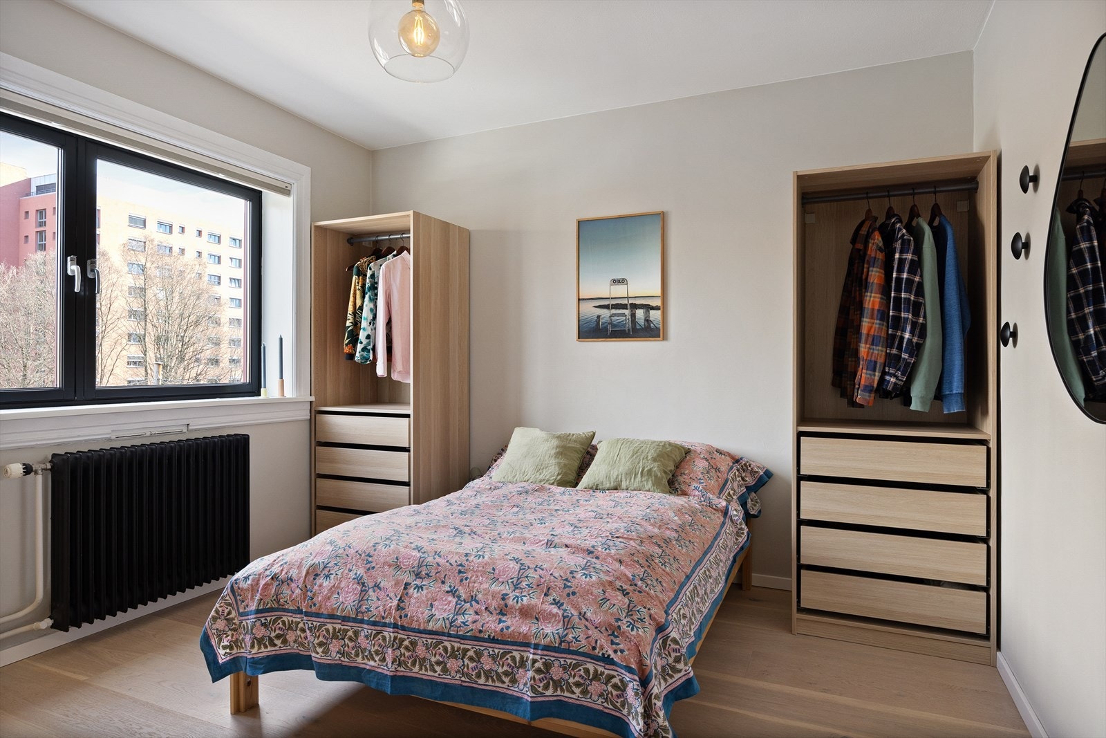 Romslig hovedsoverom med ny stor garderobeløsning fra 2022 Galleribilde