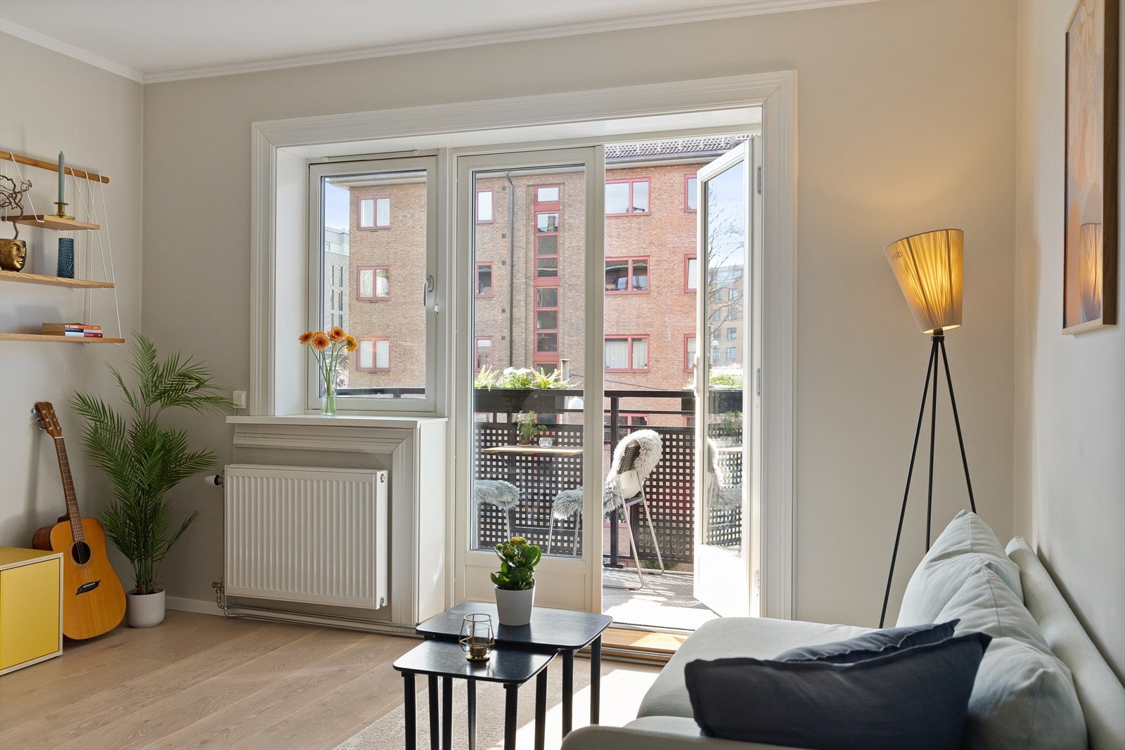 Den lyse og luftige stuen har store vindusflater som slipper inn rikelig med naturlig lys. Galleribilde