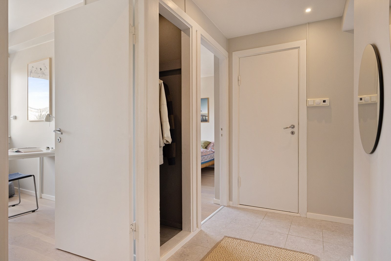 En lys og innbydende entré med et praktisk kott, perfekt for å henge fra seg sko og yttertøy, samtidig som du kan oppbevare nødvendige husholdningsgjenstander. Galleribilde