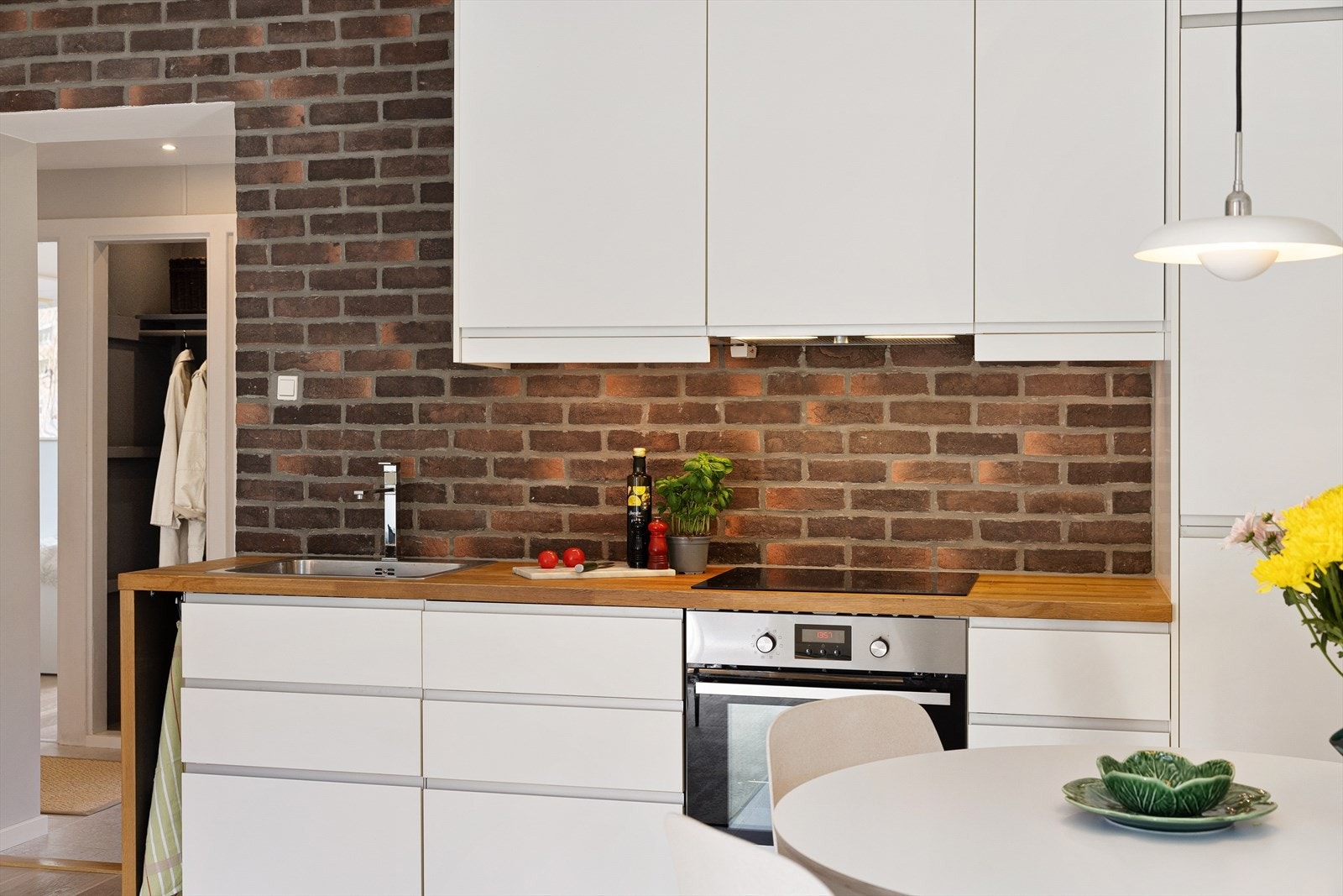 Det ble montert ny induksjonstopp, ventilator og servant på kjøkkenet i 2020. Galleribilde