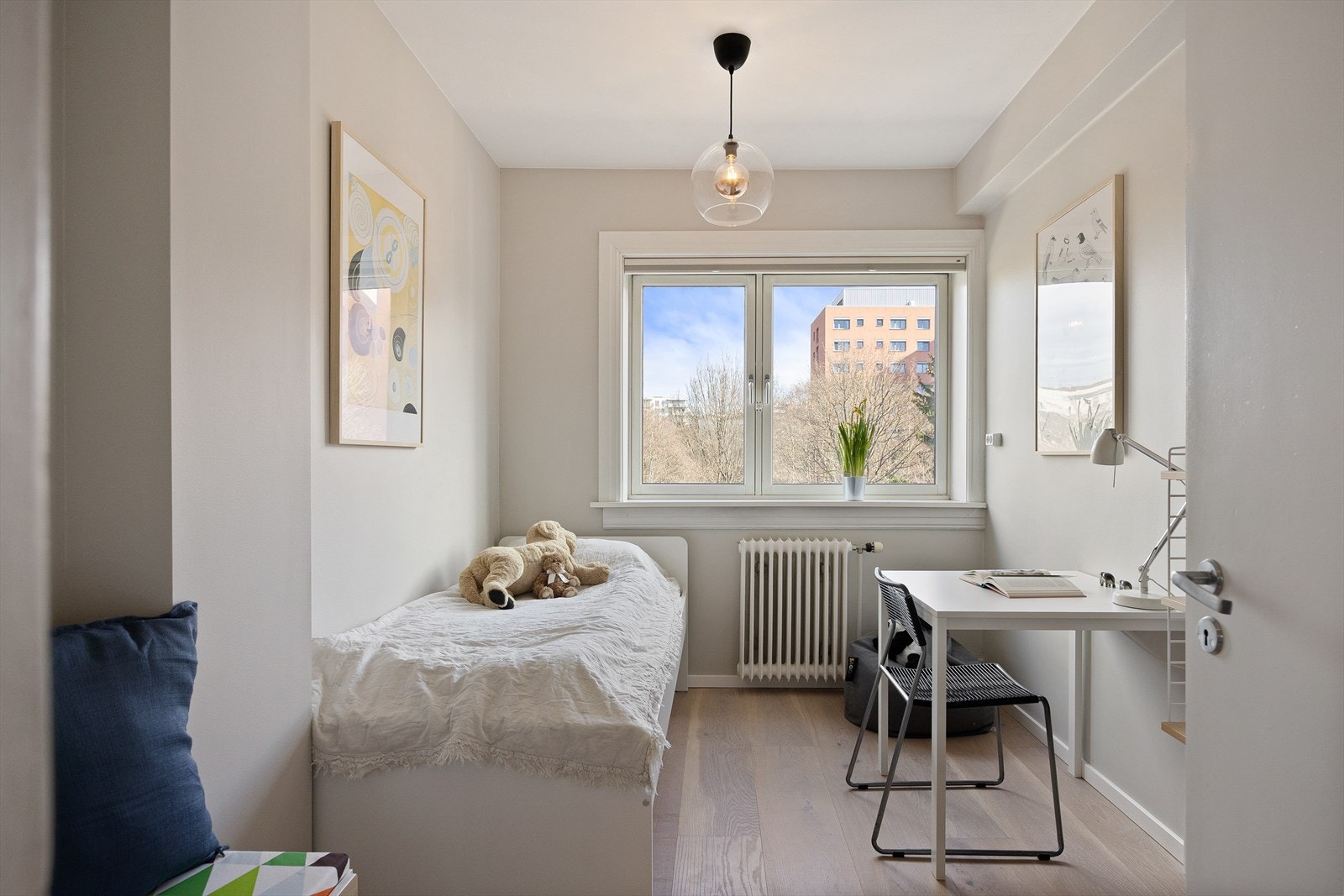 Koselig soverom med plass til seng, kontorpult og nattbord. Galleribilde