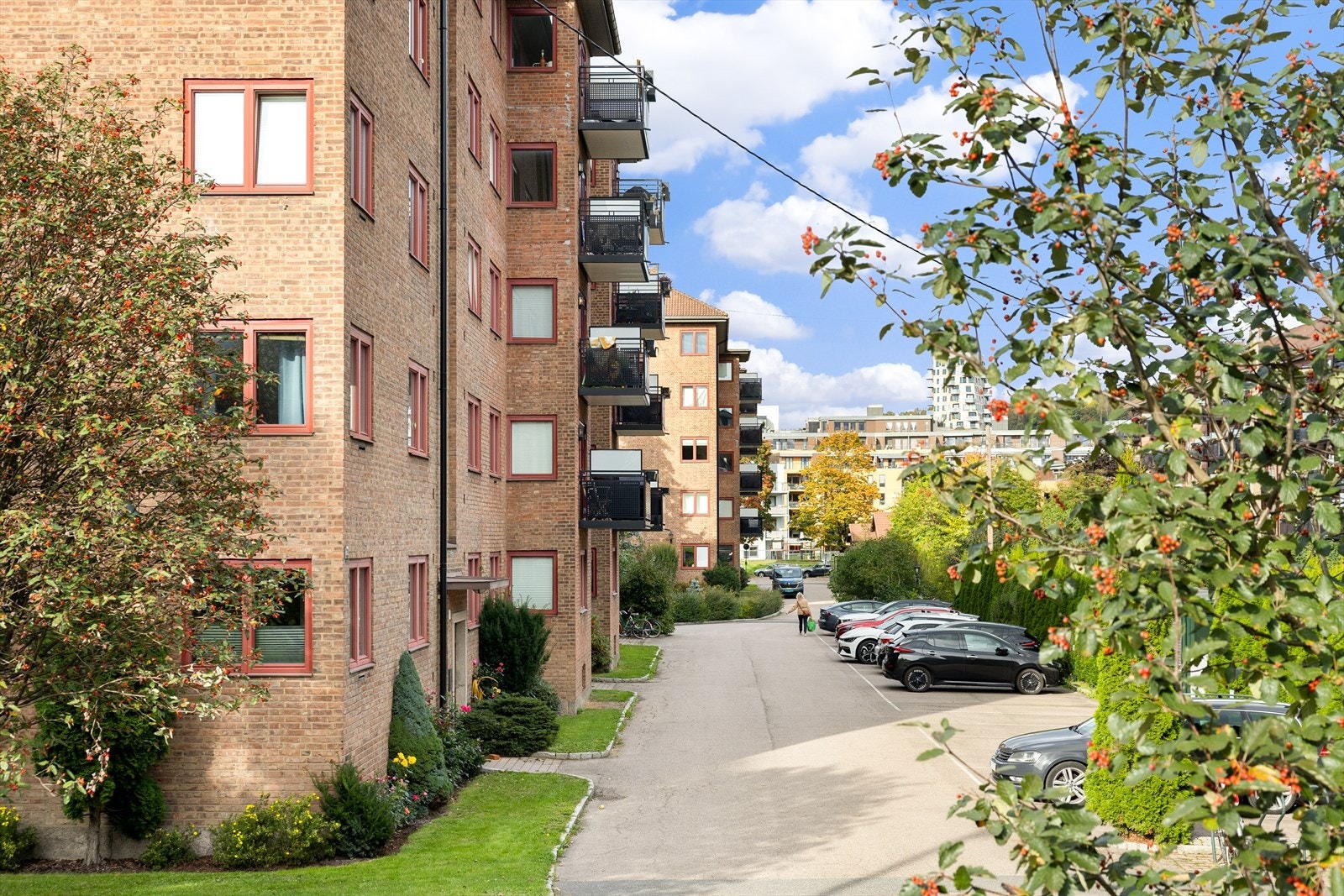 Borettslaget har 162 parkeringsplasser, hvorav 9 er gjesteplasser tilgjengelige mot betaling på automat. Galleribilde