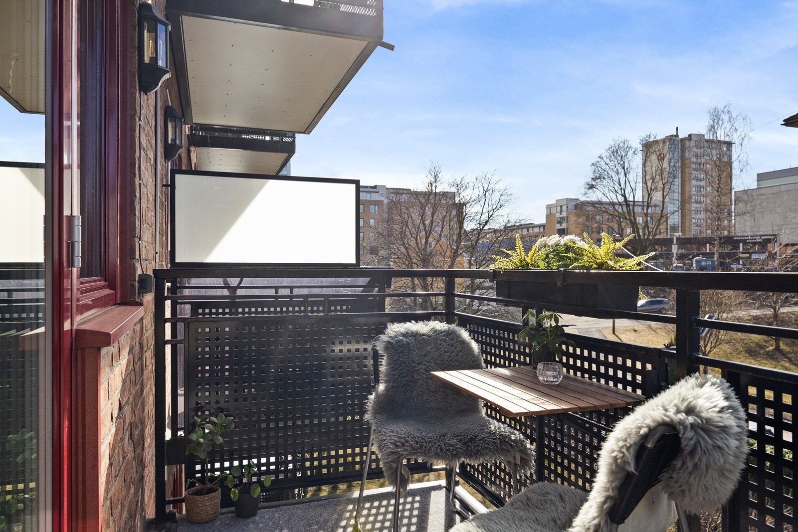 Leiligheten byr på en herlig vestvendt balkong på ca. 4,2 m², som fungerer som en flott forlengelse av rommet. Galleribilde