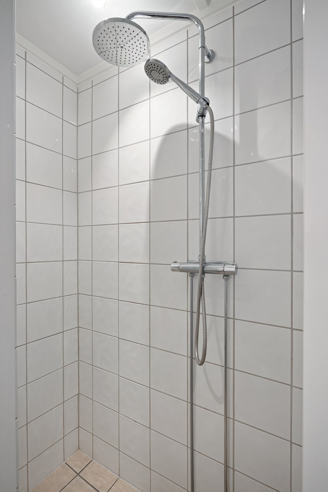 Dusjhjørnet er praktisk innredet, det ble gjort oppgraderinger med nytt blandebatteri og nytt dusjhode i 2019. Galleribilde