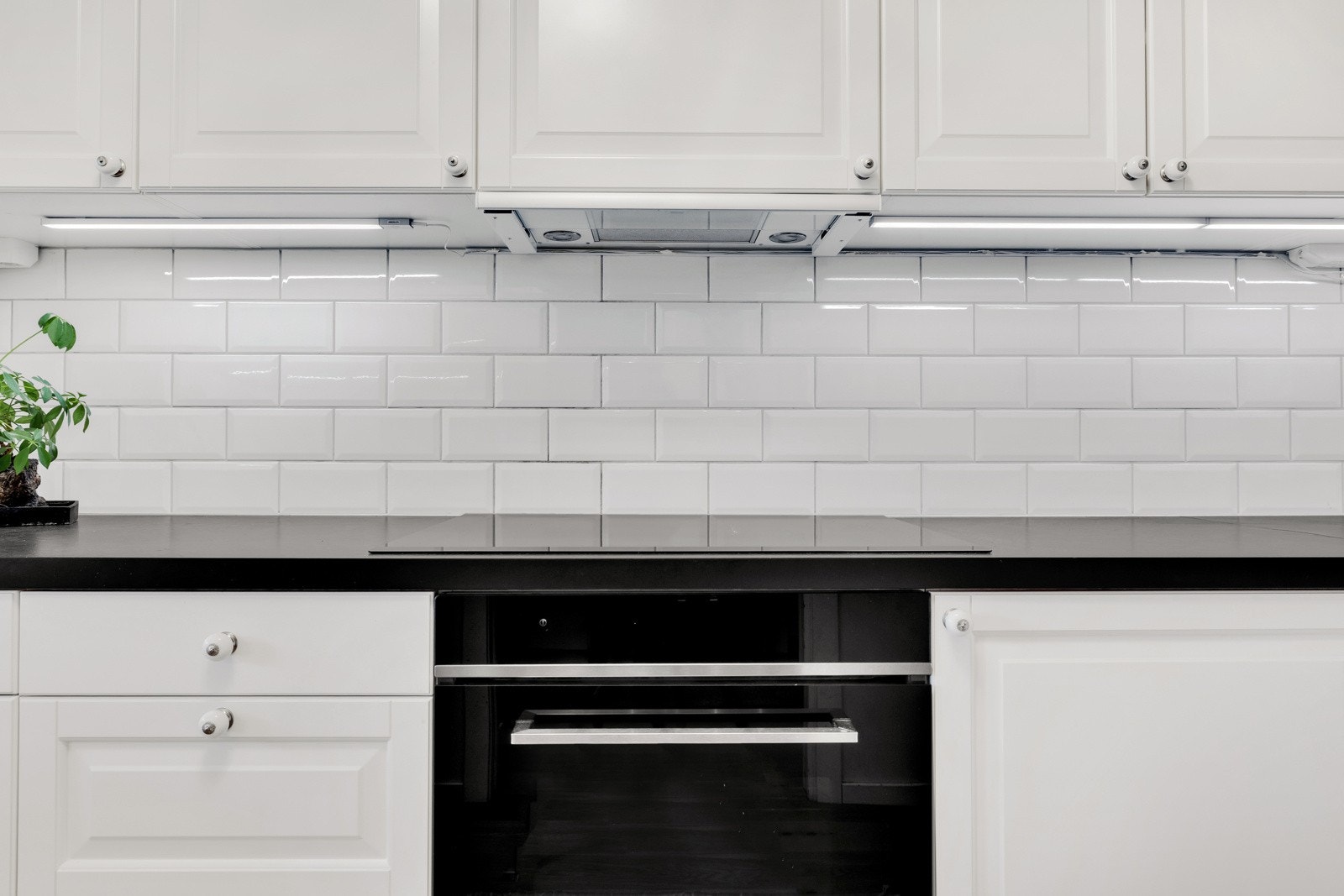 Over benken er veggen beskyttet med tidsmessige, hvite metrofliser. Galleribilde