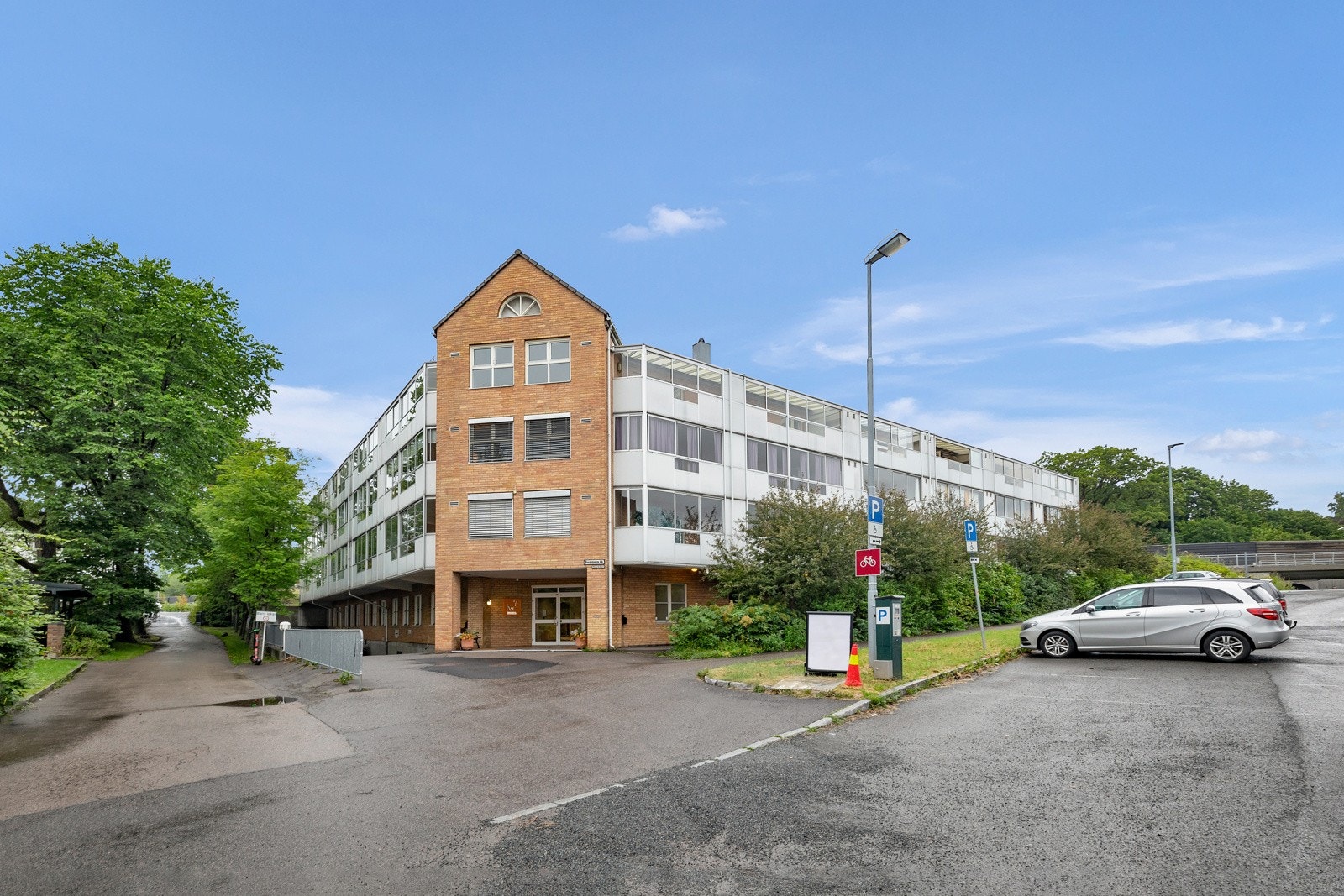 I umiddelbar nærhet er det både busstopp, T-bane og matbutikker. Galleribilde