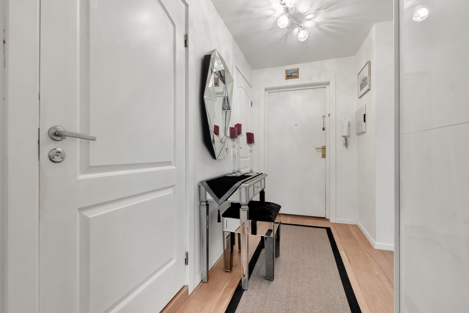 Det er god oppbevaringsplass i en plassbygd skyvedørsgarderobe i entreen. Galleribilde